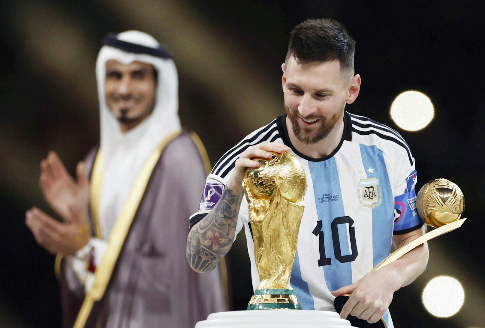 Superstar Lionel Messi mit dem WM-Pokal.