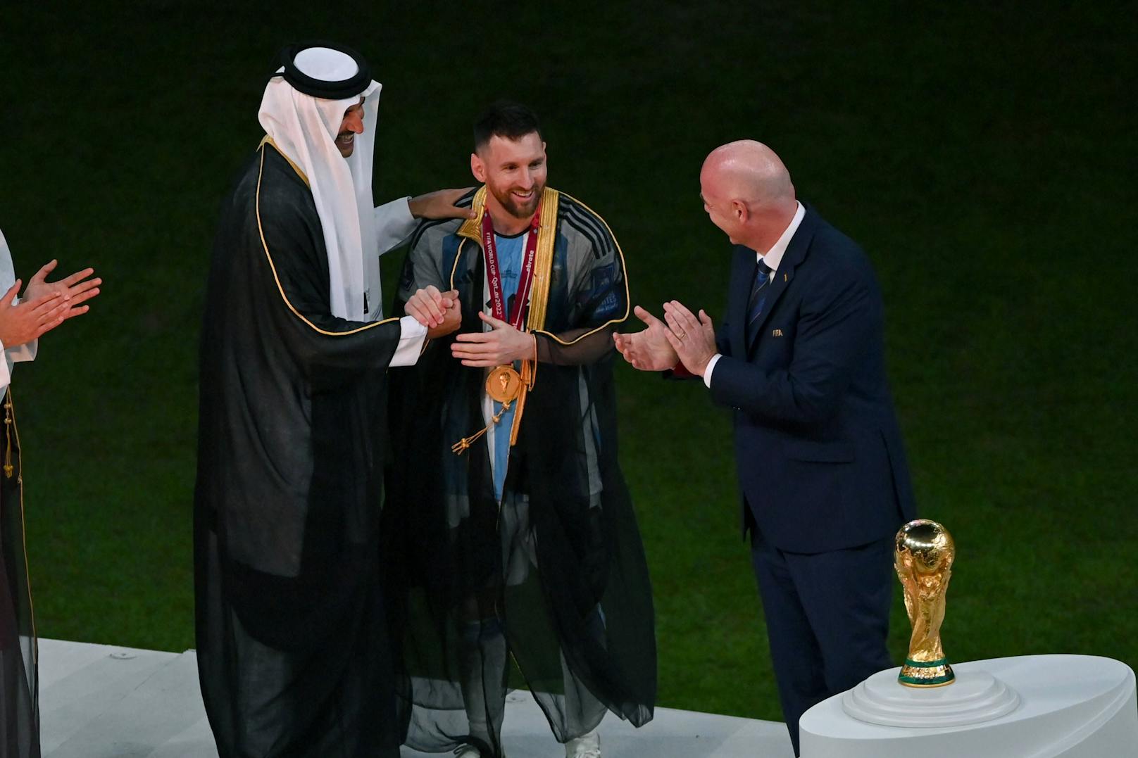 Lionel Messi erhielt von Katars Emir einen Bischt überreicht, nun erhielt er ein erstes Angebot dafür. 