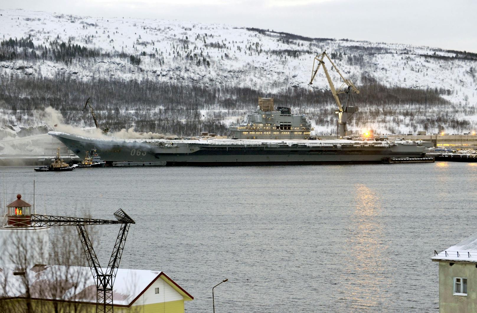 Das in der Werft liegende Kriegsschiff habe evakuiert werden müssen, meldete die staatliche russische Nachrichtenagentur Tass.