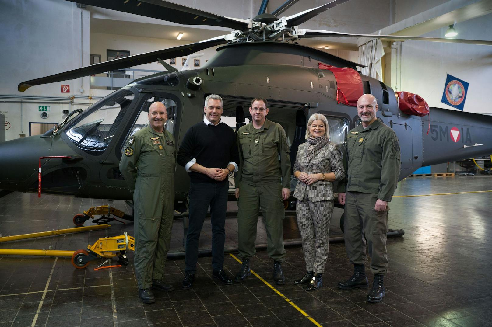 Bundeskanzler Karl Nehammer und Verteidigungsministerin Klaudia Tanner besuchen Soldatinnen und Soldaten in Langenlebarn