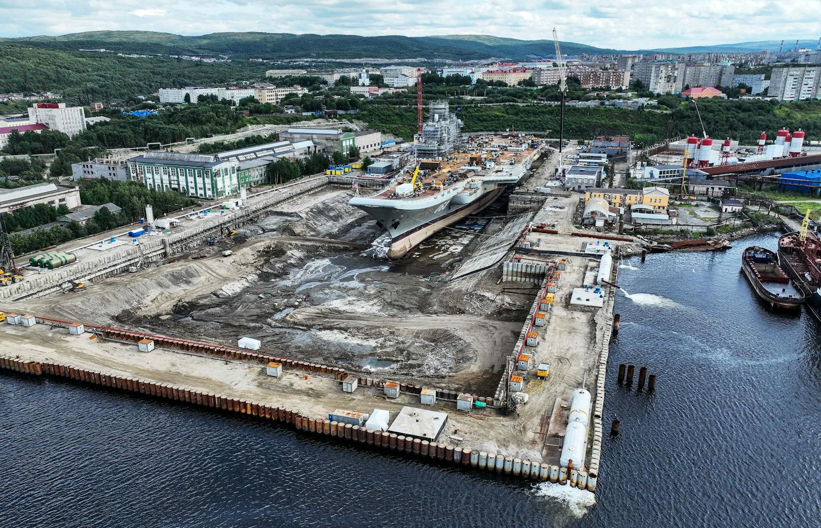Seither liegt er in Murmansk auf der russischen Halbinsel Kola bei Finnland in der Werft. Die Reparaturen sollten eigentlich 2021 bereits abgeschlossen werden.