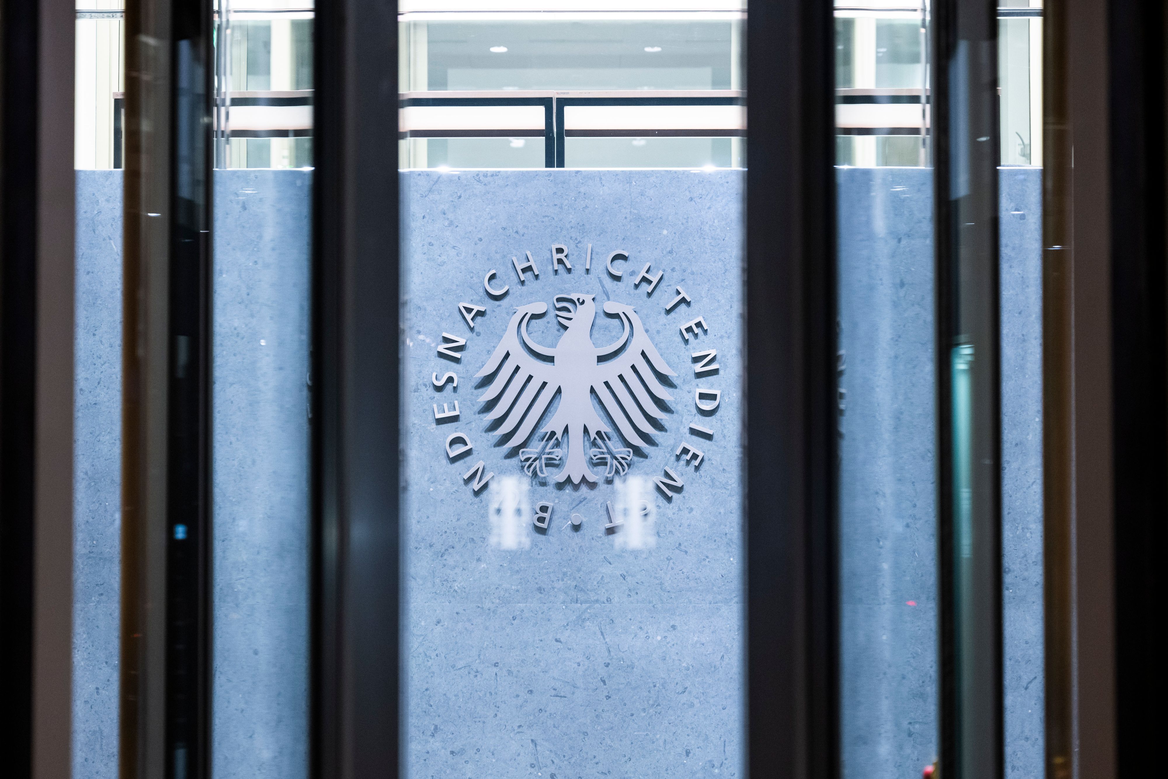 Das Logo des Bundesnachrichtendienst in dessen Zentrale.