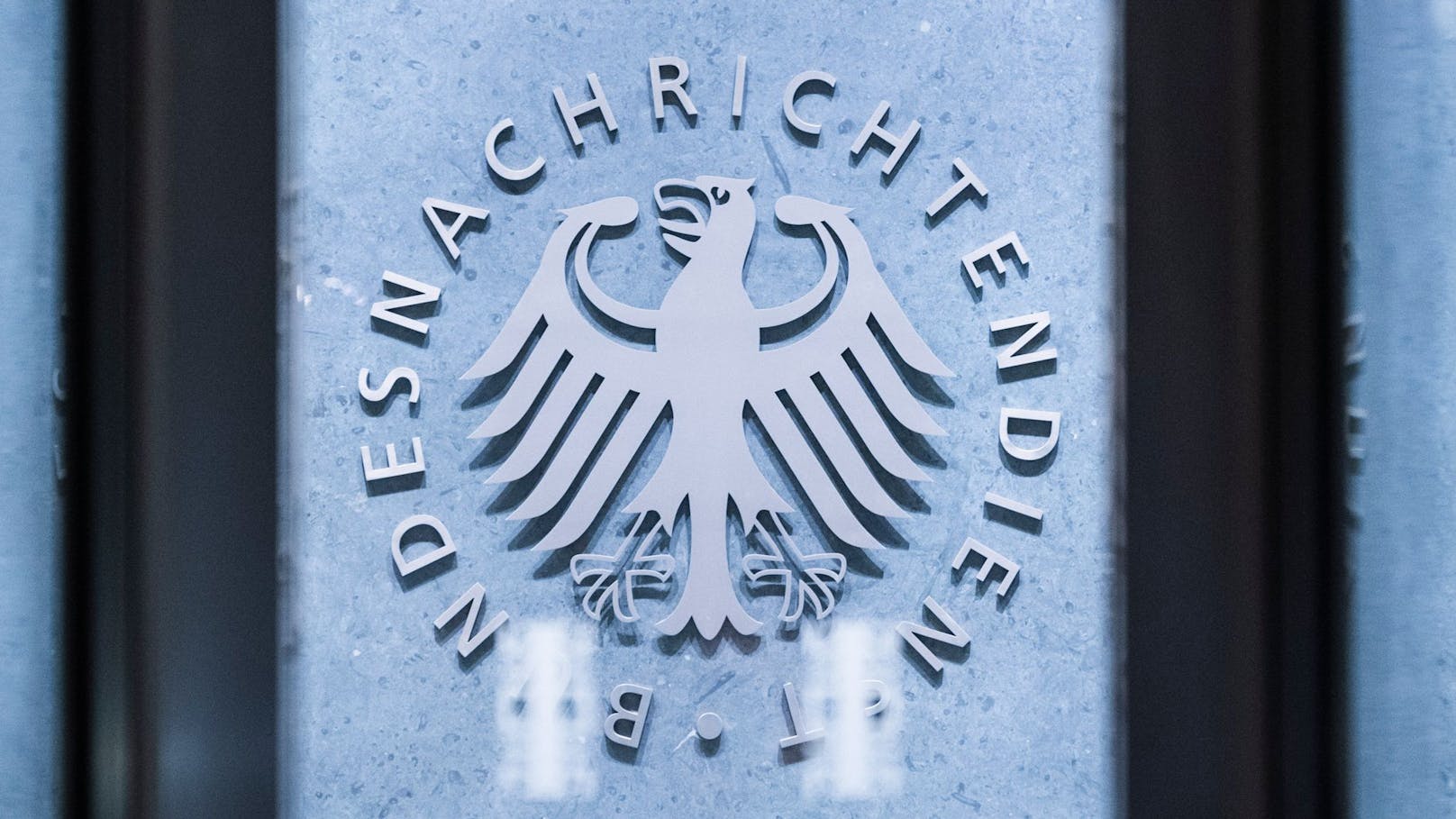 Das Logo des Bundesnachrichtendienst in dessen Zentrale.