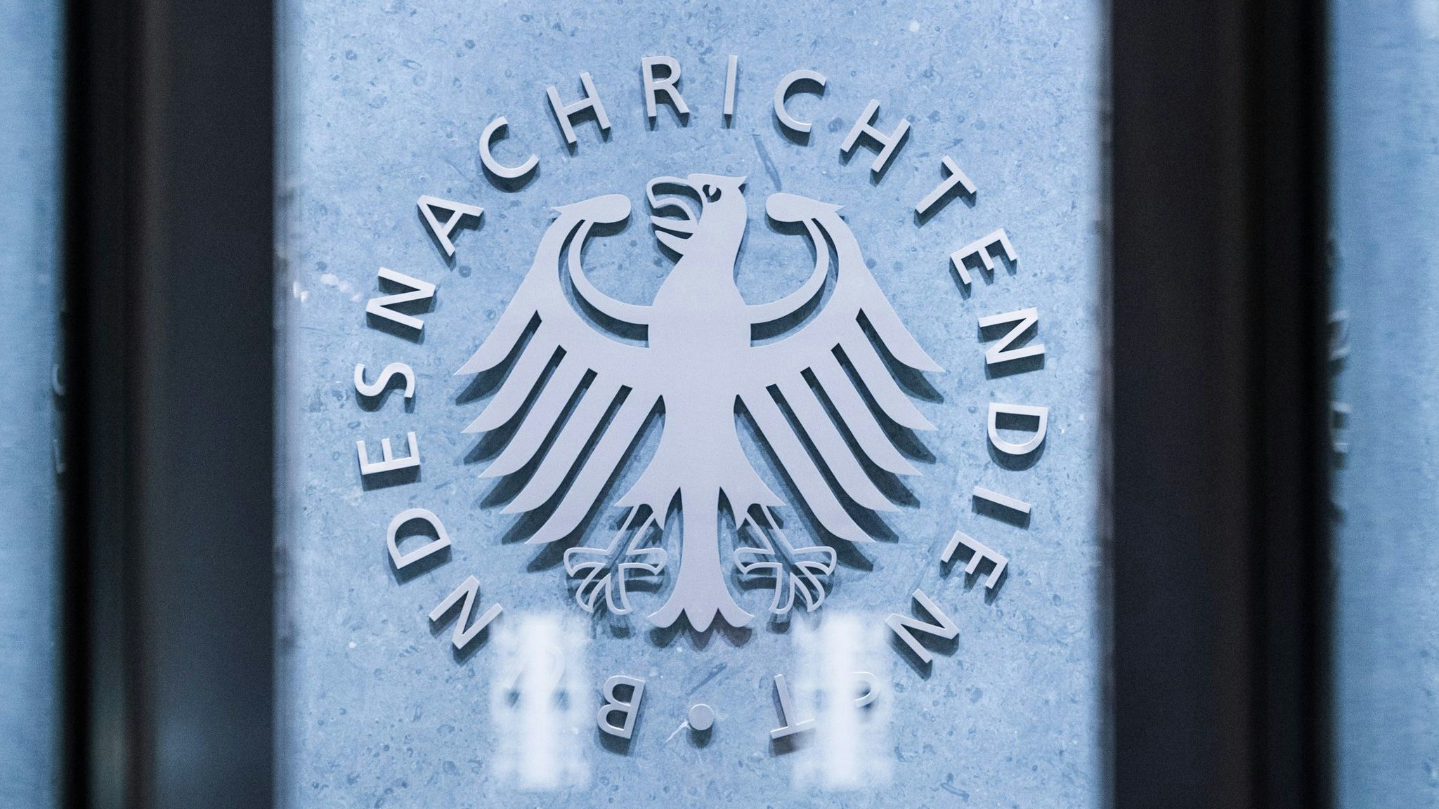 Download von www.picturedesk.com am 23.12.2022 (11:59).  22 December 2022, Berlin: The secret service's lettering is on one of the entrances to the headquarters of the Federal Intelligence Service (BND). The Attorney General has had an employee of the Federal Intelligence Service (BND) arrested on suspicion of treason. Photo: Christophe Gateau/dpa - 20221222_PD4614 - Rechteinfo: Rights Managed (RM)