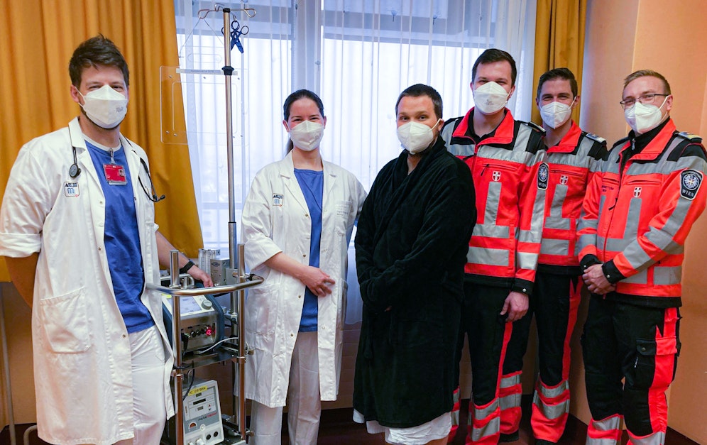 v.l.n.r.: Dr. Michael Poppe (AKH Wien/MedUni Wien), Dr.in Ingrid Magnet (AKH Wien/MedUni Wien), Patient Florian W., Dr. Alexander Geberth (Notarzt/Berufsrettung Wien), Benedikt Faulhammer (FISU/Berufsrettung Wien) und Bertram Schadler (FISU/Berufsrettung Wien)