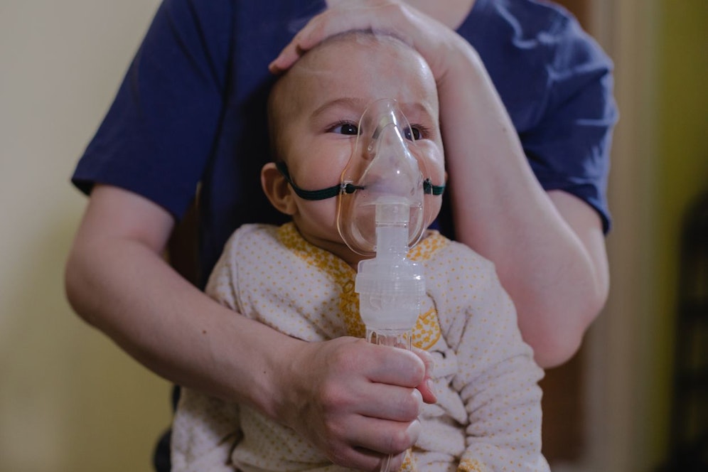 Innerhalb des 1. Lebensjahres haben 50 bis 70 Prozent und bis zum Ende des 2. Lebensjahres nahezu alle Kinder mindestens eine Infektion mit RSV durchgemacht.