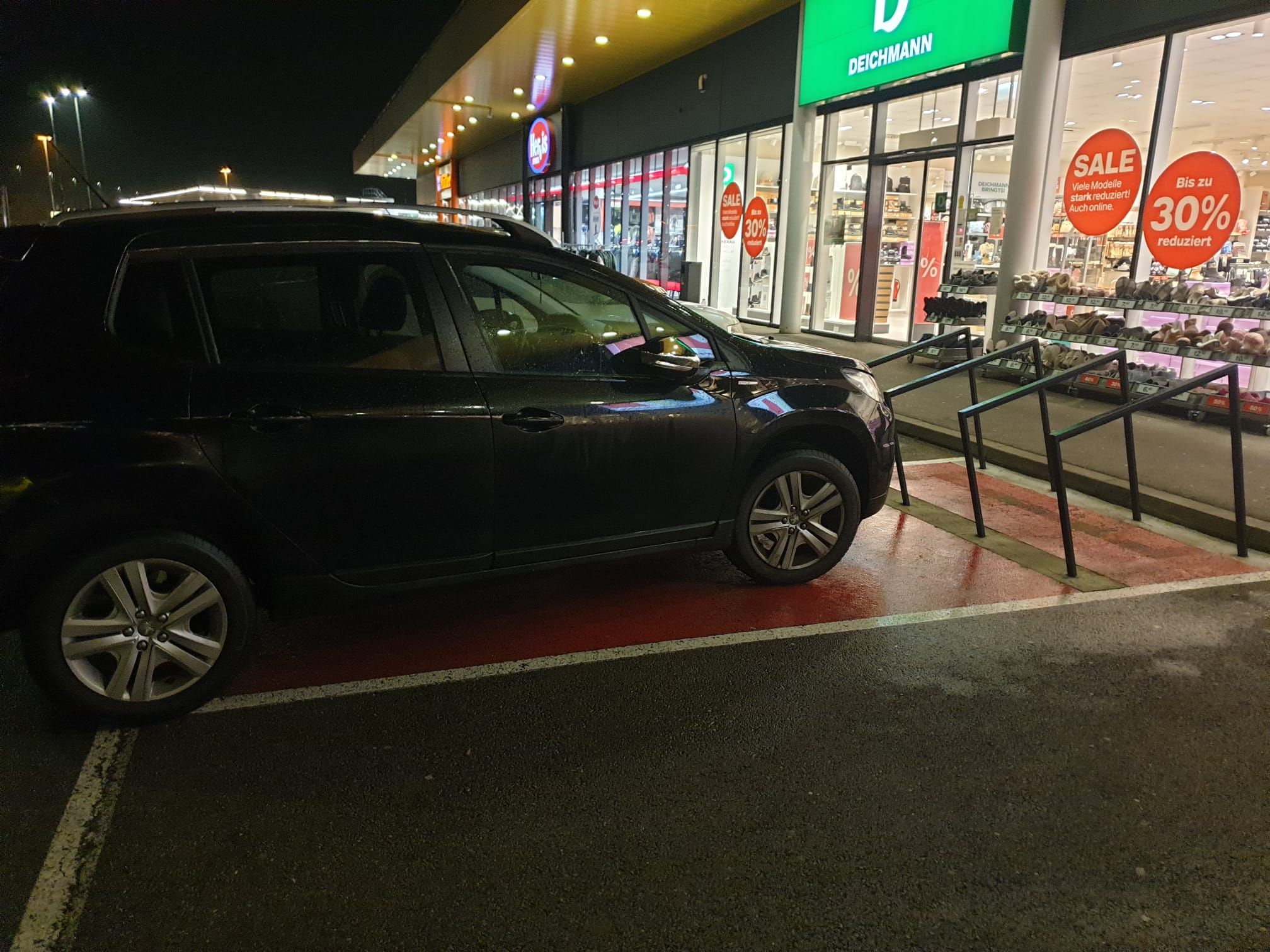 Ein Pkw-Lenker hielt vor einem 