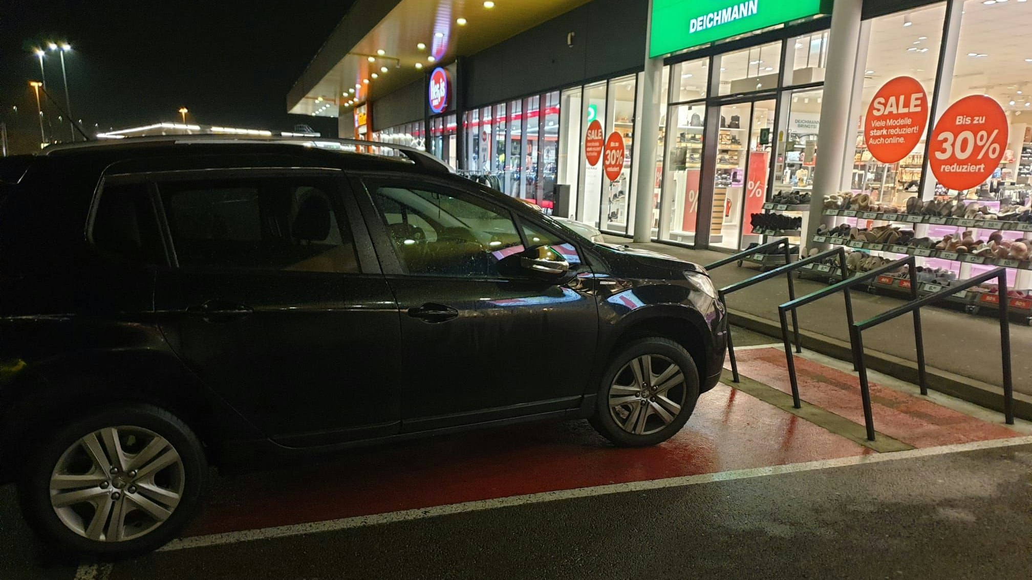 Riesiger Parkplatz, doch Wiener parkt auf Radfläche