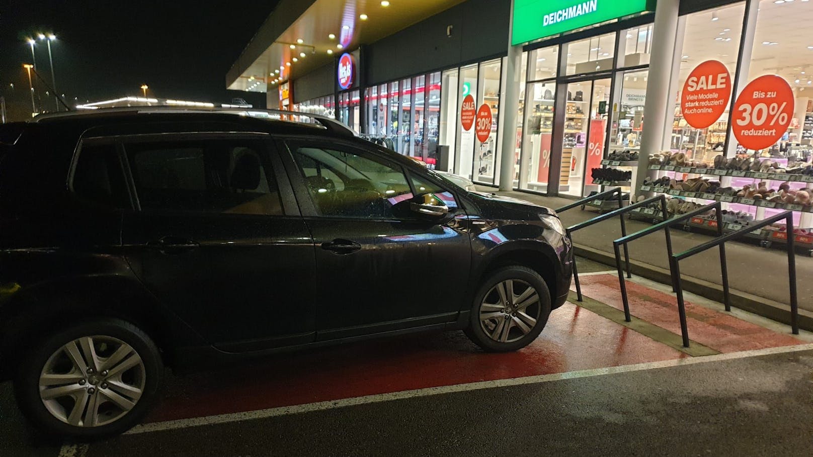 Ein Pkw-Lenker hielt vor einem "Stop Shop" in Stockerau an einer ungewöhnlichen Stelle.