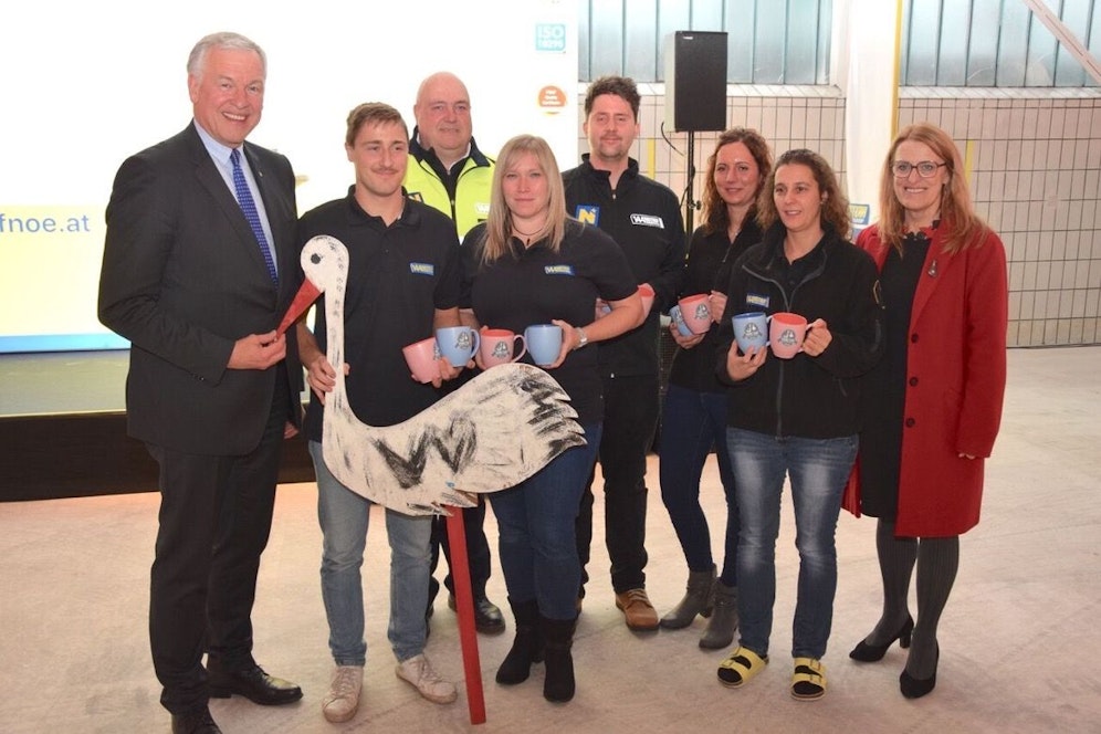 Stork Club: 24 Mütter wurden in NÖ per Telefon durch die Geburt begleitet. Die Landesräte Martin Eichtinger (li.), Ulrike Königsberger-Ludwig (re.) und Notruf-CEO Christof Constantin Chwojka (3. von links) sind stolz auf die fünf Notrufexperten, die stellvertretend für alle Mitarbeiter geehrt wurden.