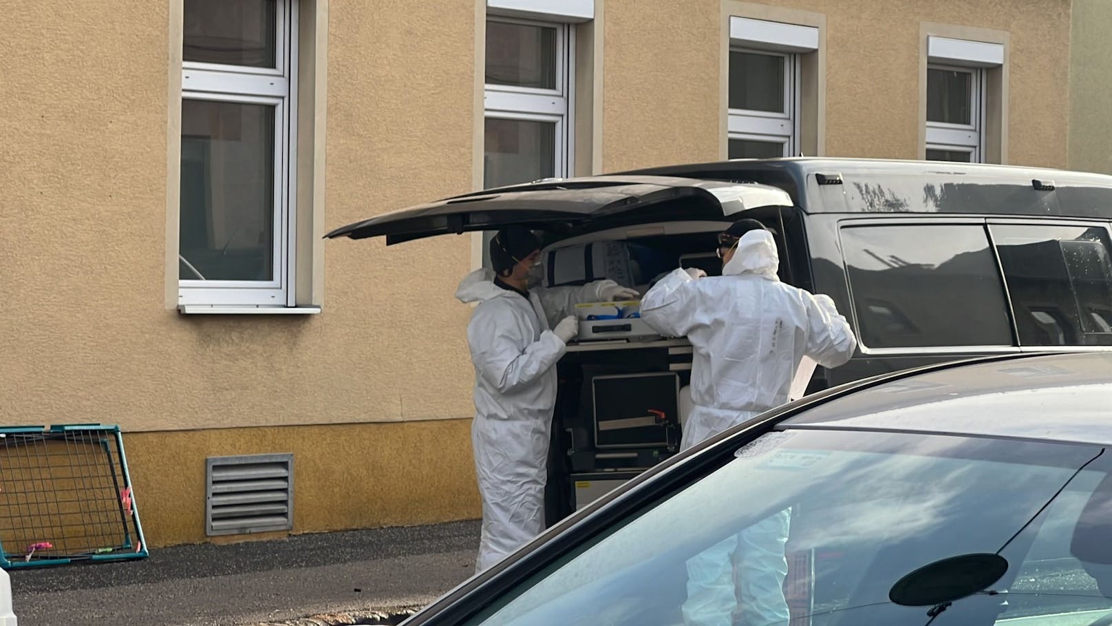 Bei einem Zimmerbrand in einem Wohnhaus in Wien ist in der Nacht auf Freitag eine Person ums Leben gekommen, eine weitere wurde schwer verletzt.