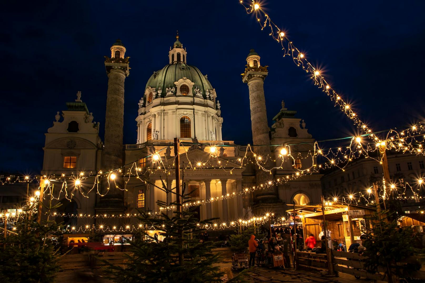 Blick auf den Weihnachtsmarkt bei der Karlskirche. Archivbild