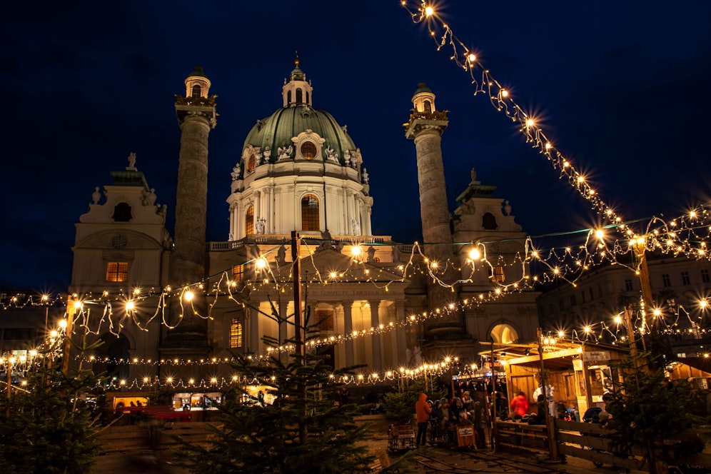 Blick auf den Weihnachtsmarkt bei der Karlskirche. Archivbild