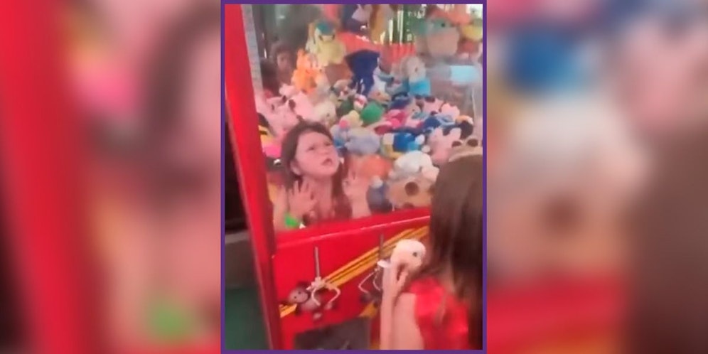 Über eine kleine Öffnung kletterte die 4-Jährige in den Glaskasten hinein, kam aber nicht mehr hinaus.