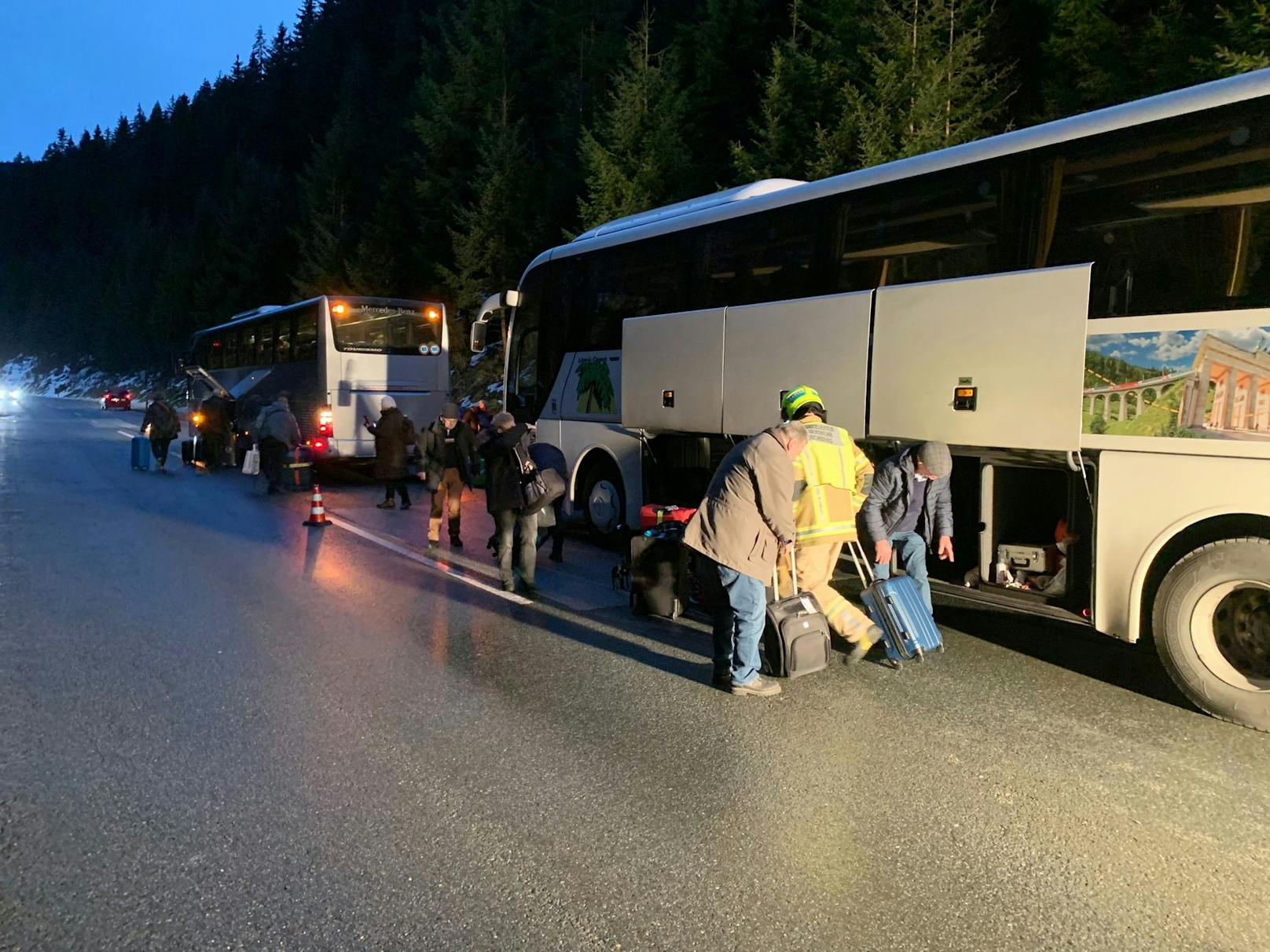 Mit der Einsatzmeldung "Brand Bus" wurde am Donnerstag gegen 15 Uhr die Freiwillige Feuerwehr Jochberg auf die Pass Thurn Bundesstraße alarmiert.