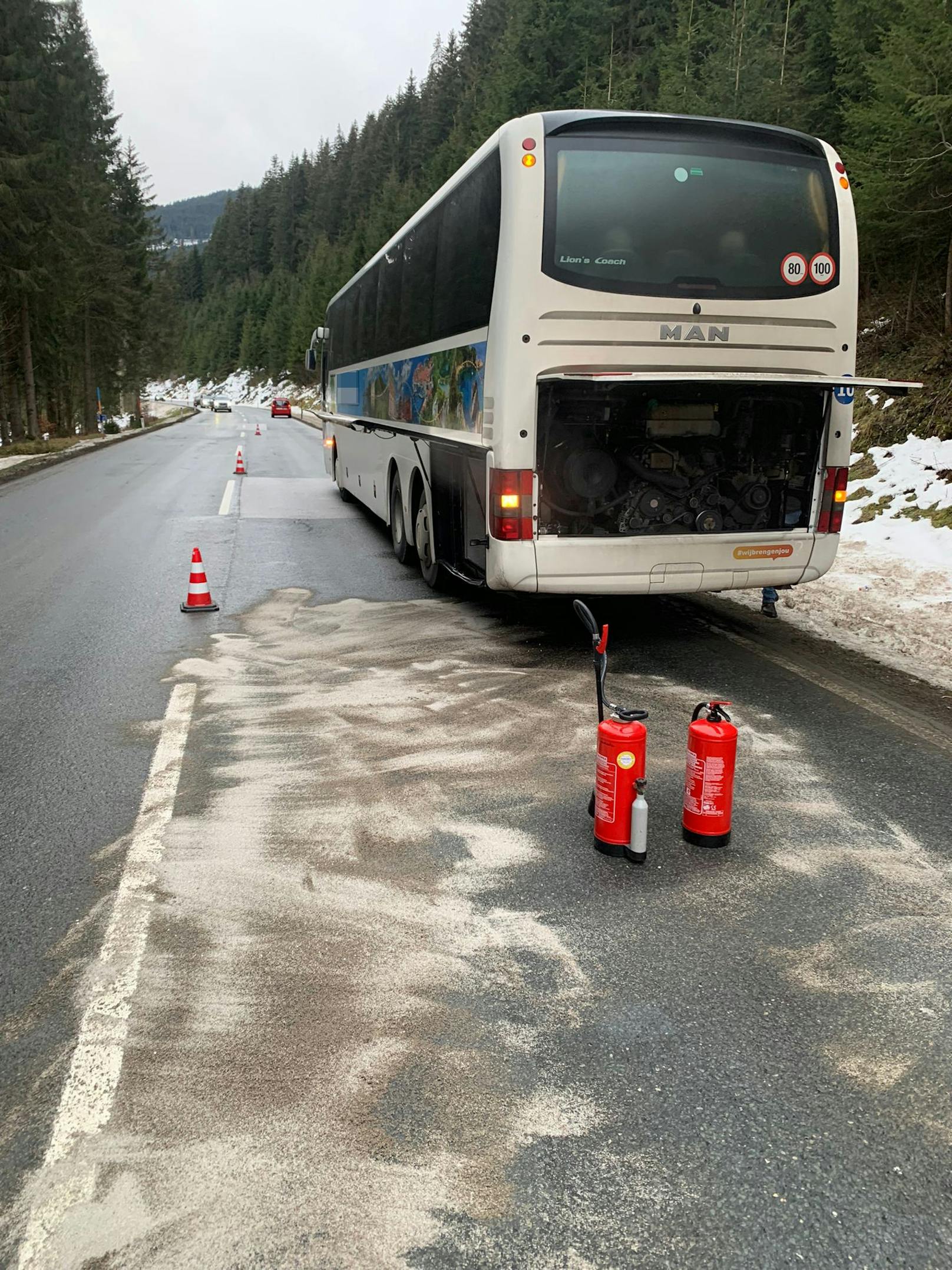 Der Reisebus war mit 53 Personen (Männer, Frauen und Kinder) von Kitzbühel Richtung Drautal/Kärnten unterwegs, als es wenige Kilometer vor dem Pass Thurn zum Malheur kam.