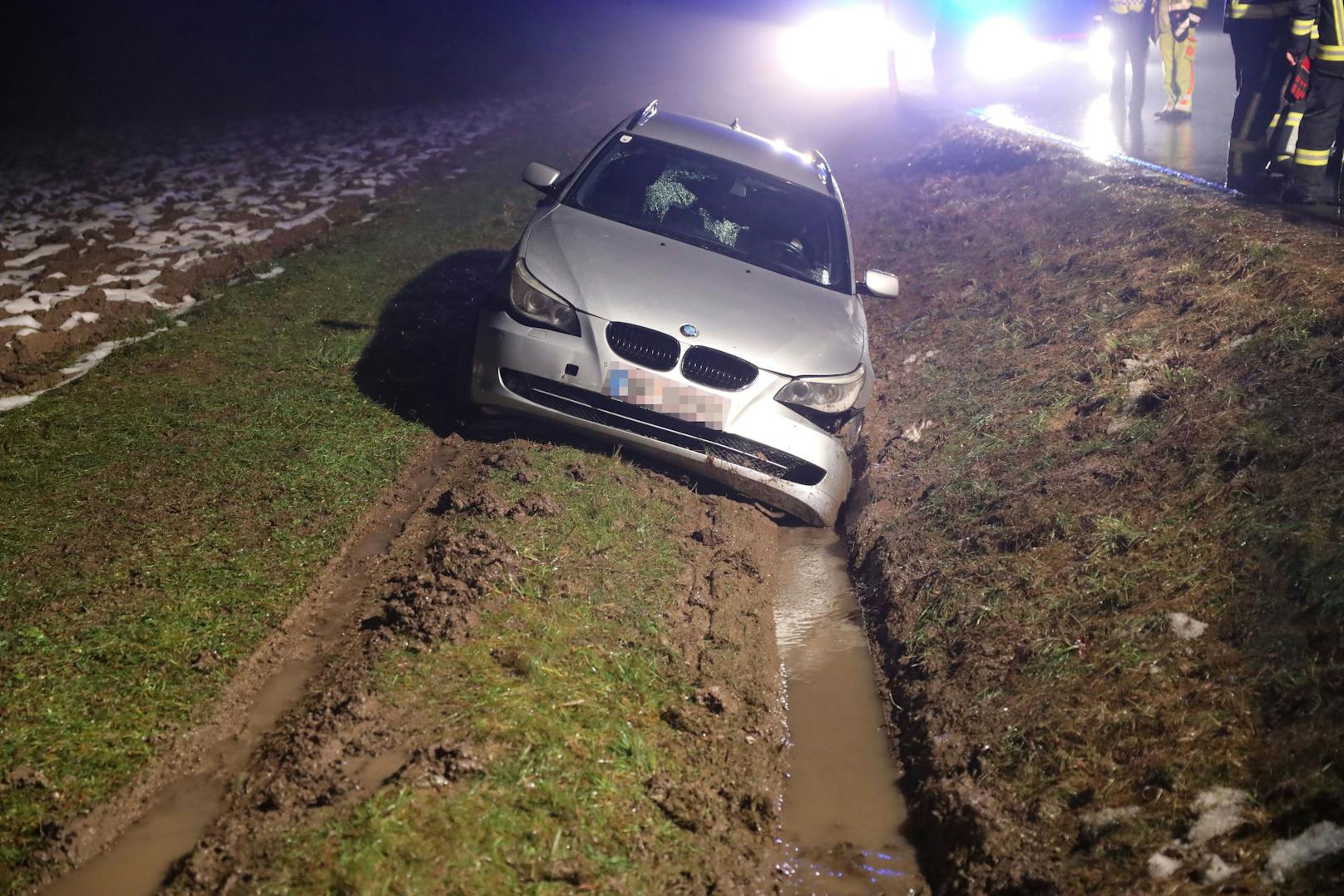 In St. Georgen bei Grieskirchen (Bezirk Grieskirchen) ist am Freitagfrüh ein Auto bei einem Unfall in einem Feld gelandet.