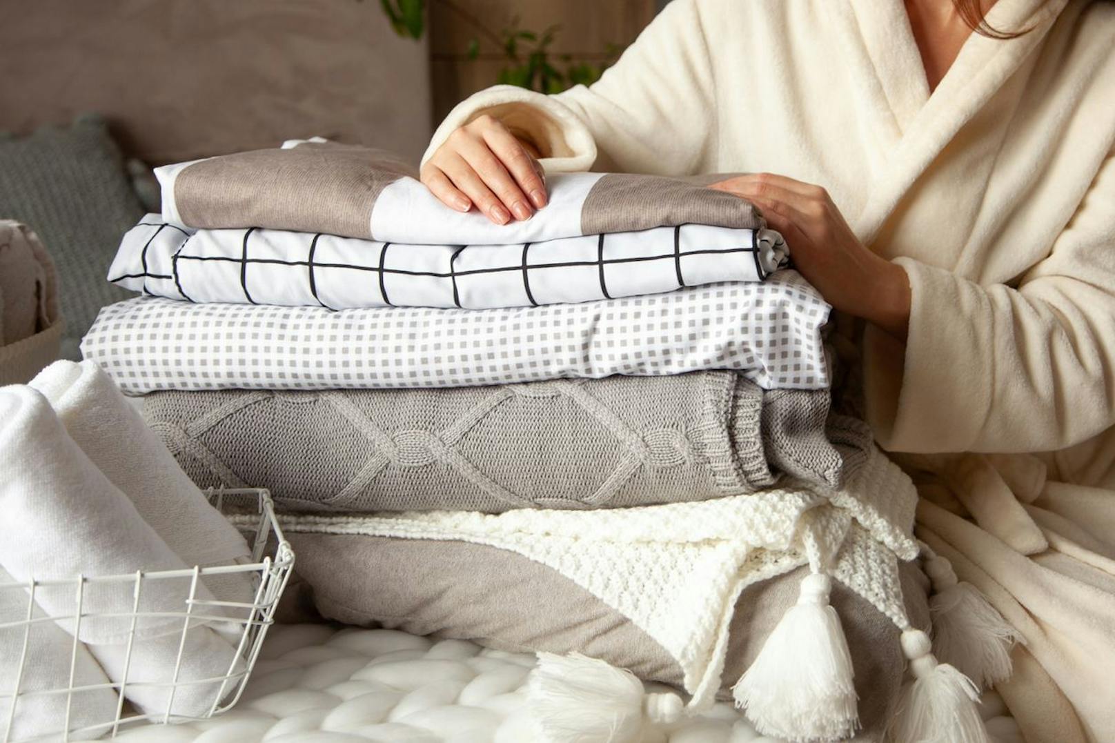 Damit du nicht ständig deine Bettbezüge wechseln musst kannst du ein Handtuch auf dein Kopfkissen und dein Bettlaken legen. 