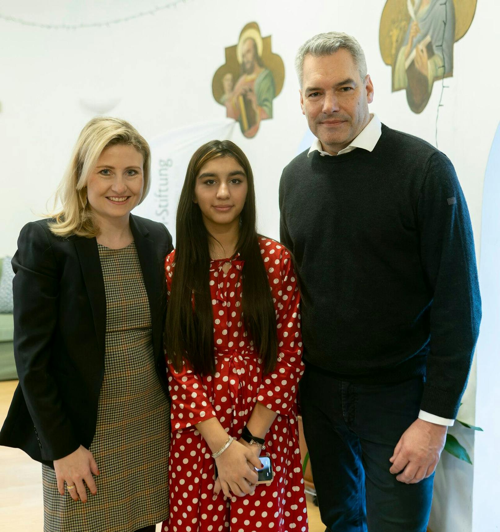 Bundeskanzler Karl Nehammer und Familienministerin Susanne Raab besuchten am 23. Dezember die St. Elisabeth-Stiftung in Wien.