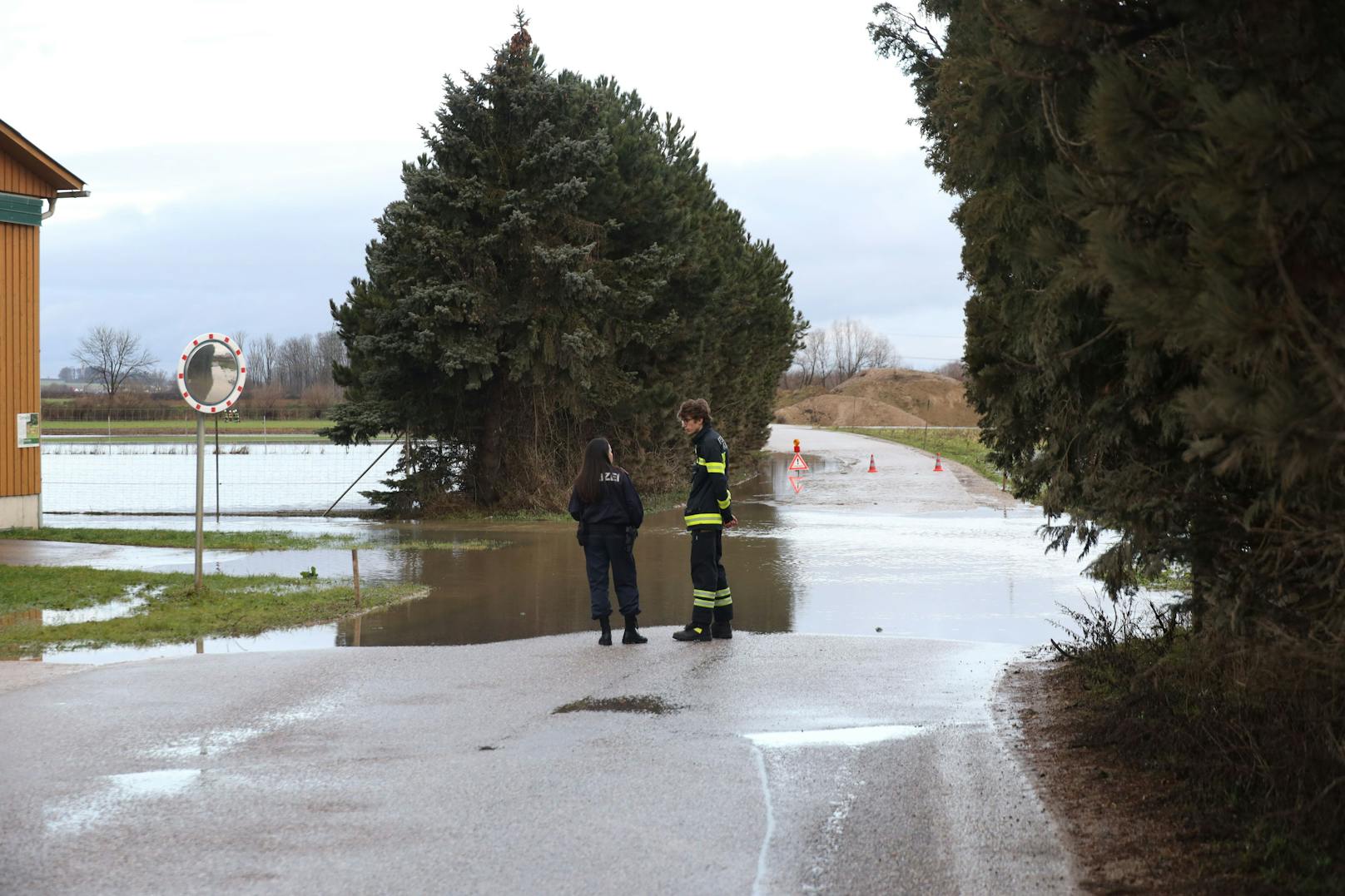 Das Weihnachtstauwetter hat in Teilen Oberösterreichs für Überflutungen gesorgt. Die Feuerwehr musste vielerorts am 24. Dezember ausrücken.