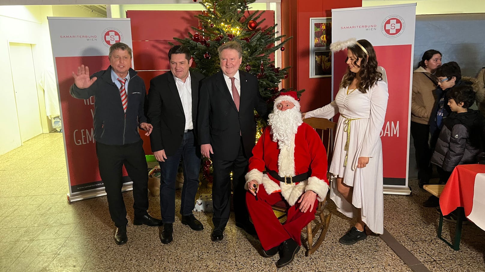 Auch dieses Jahr besuchte Wiens Bürgermeister Michael Ludwig am Heiligen Abend den Sozialmarkt in der Floridsdorfer Frömmlgasse und half bei der Geschenkeverteilung mit. 