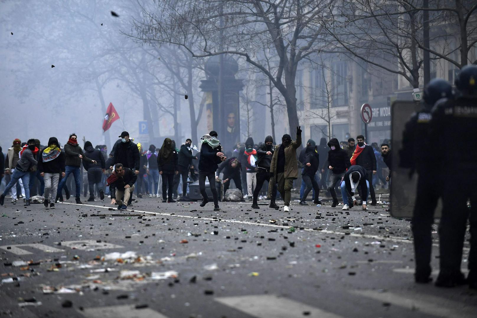 Nach dem mutmaßlich rassistisch motivierten Anschlag auf drei Kurden, kam es am Samstag in Paris zu schweren Ausschreitungen. 