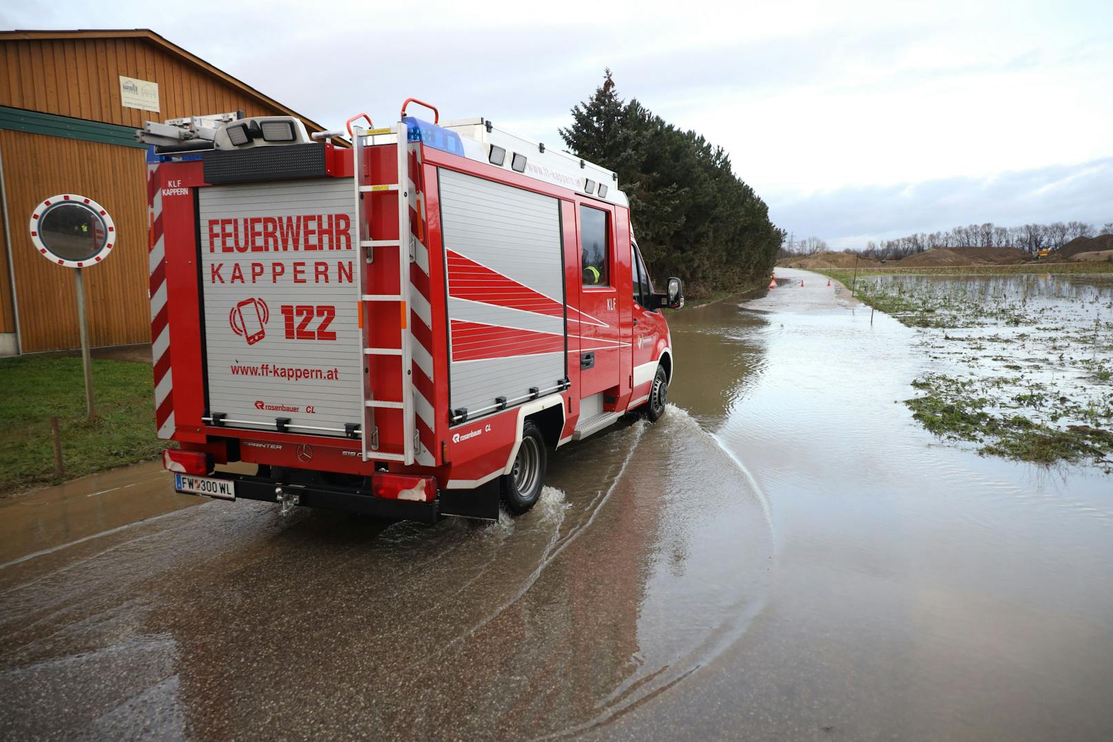 Das Weihnachtstauwetter hat in Teilen Oberösterreichs für Überflutungen gesorgt. Die Feuerwehr musste vielerorts am 24. Dezember ausrücken.
