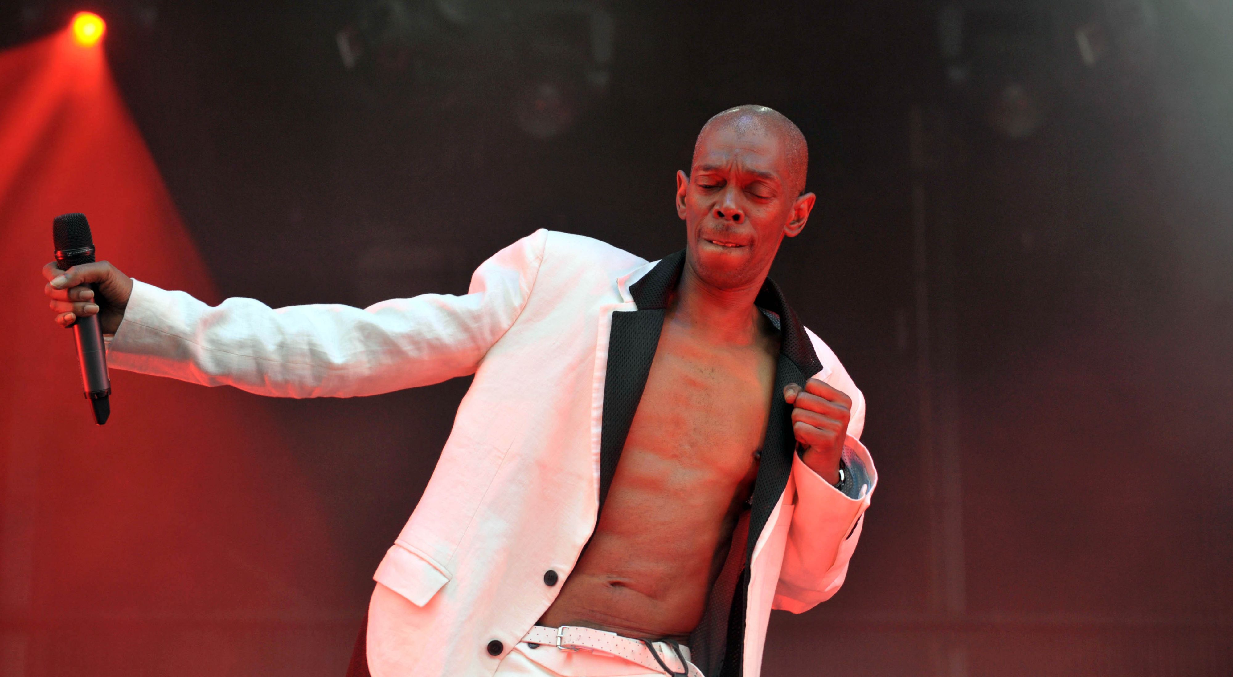 Maxwell Alexander Fraser, besser bekannt als Maxi Jazz, war Sänger der britischen Band "Faithless". Die Band gab am Heiligen Abend 2022 bekannt, dass der Musiker verstorben ist, 