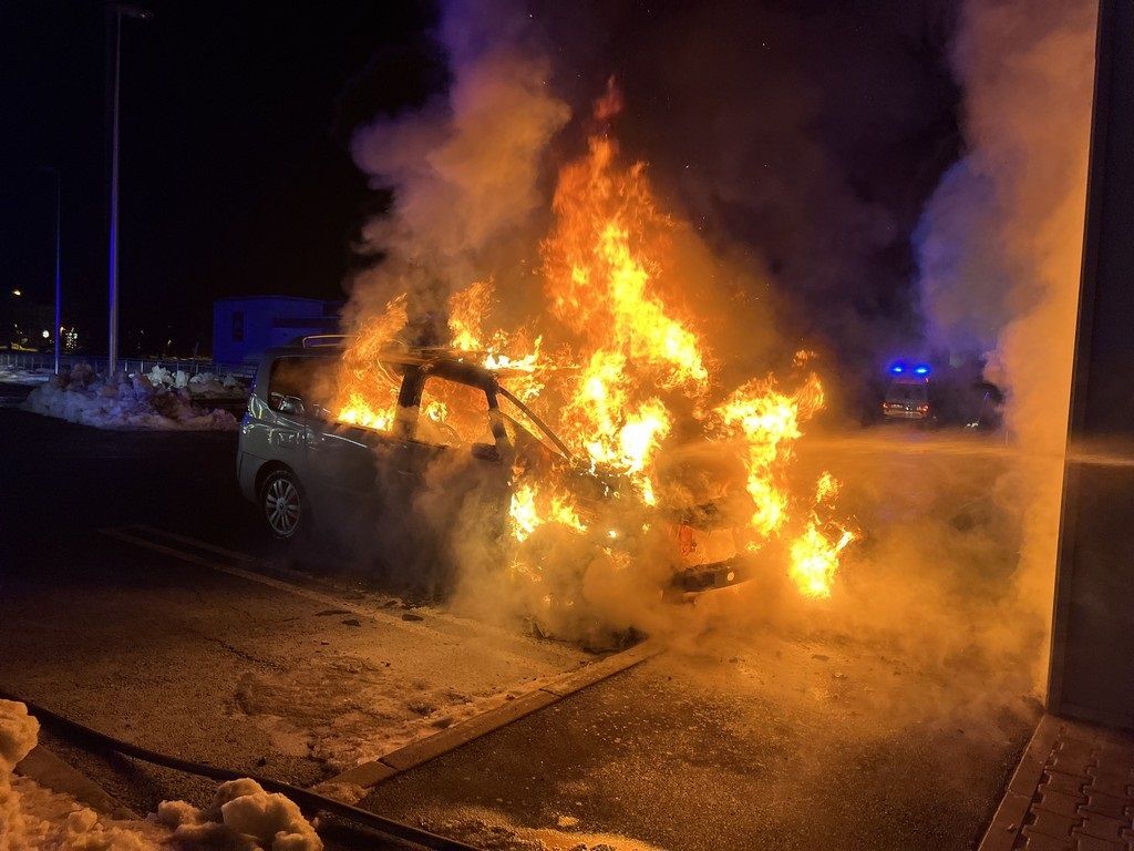 Das Familienauto brannte völlig aus.