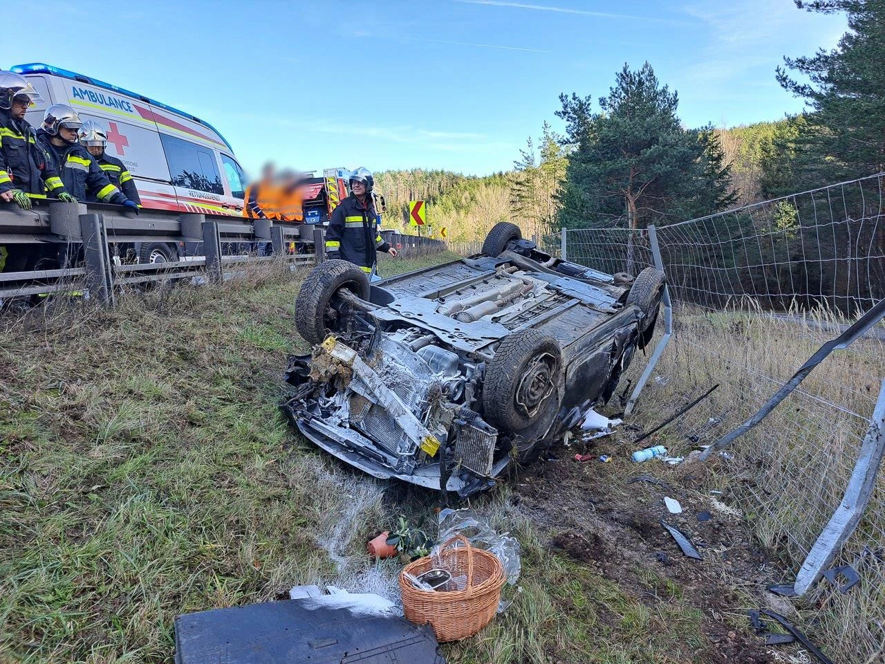 Der Wagen überschlug sich in Folge, wurde in die Luft katapultiert und flog hinter Leitschiene.