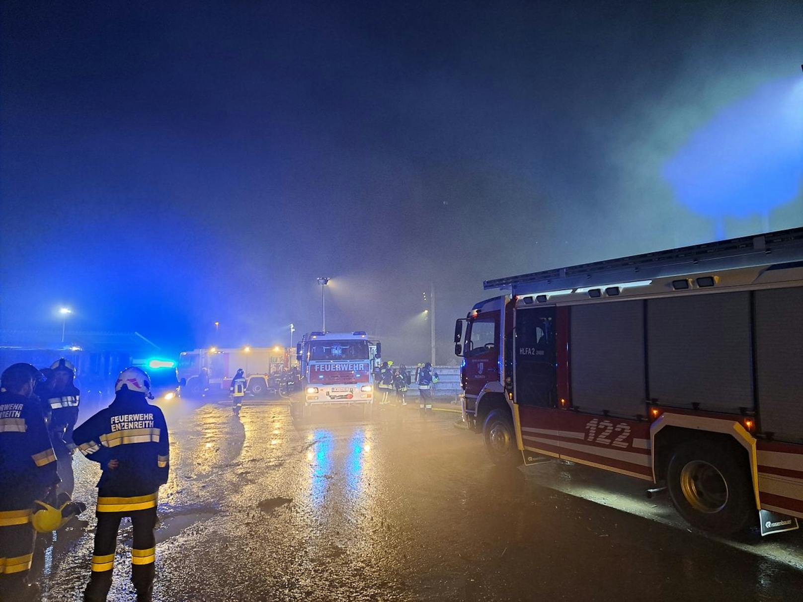 Insgesamt standen 140 Mitgliedern mit 21 Fahrzeugen der 10 Feuerwehren im Einsatz.