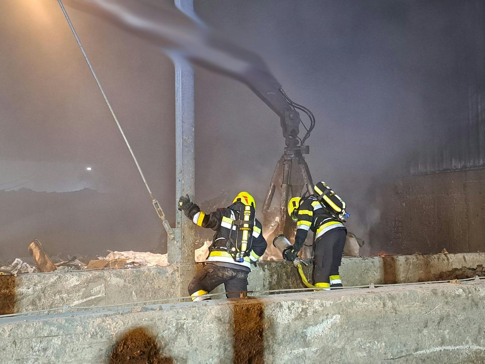 Insgesamt standen 140 Mitgliedern mit 21 Fahrzeugen der 10 Feuerwehren im Einsatz.