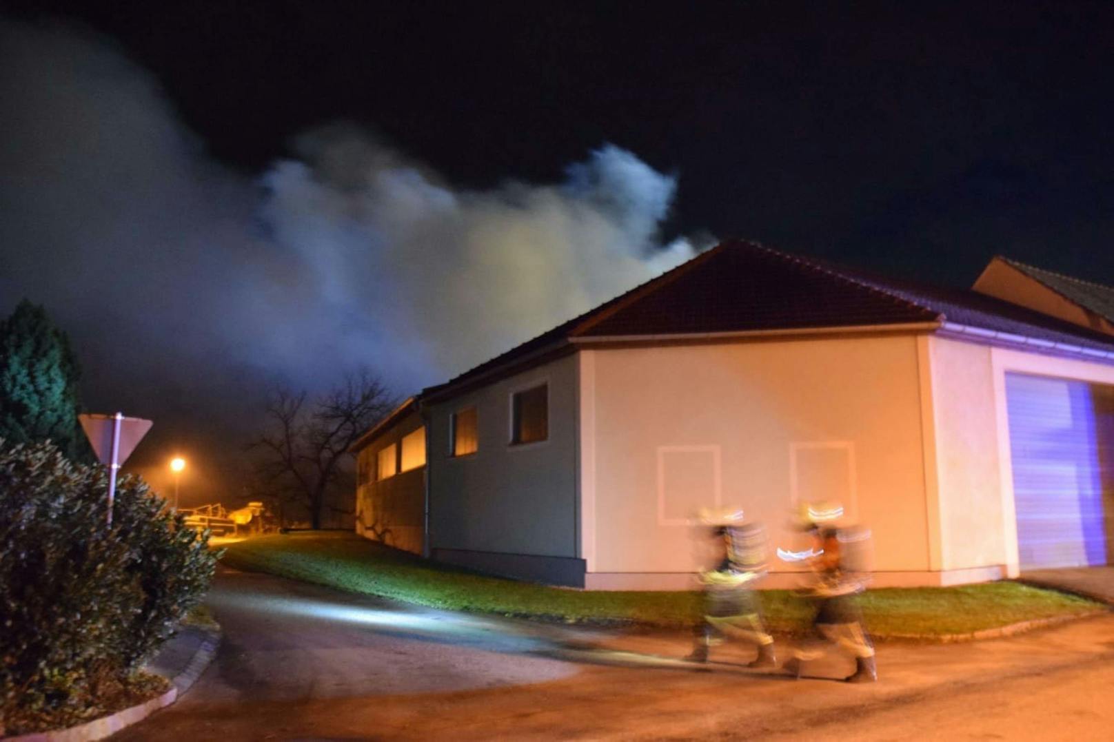 In Langmannersdorf brach auf einem Vierkanter ein Feuer aus.