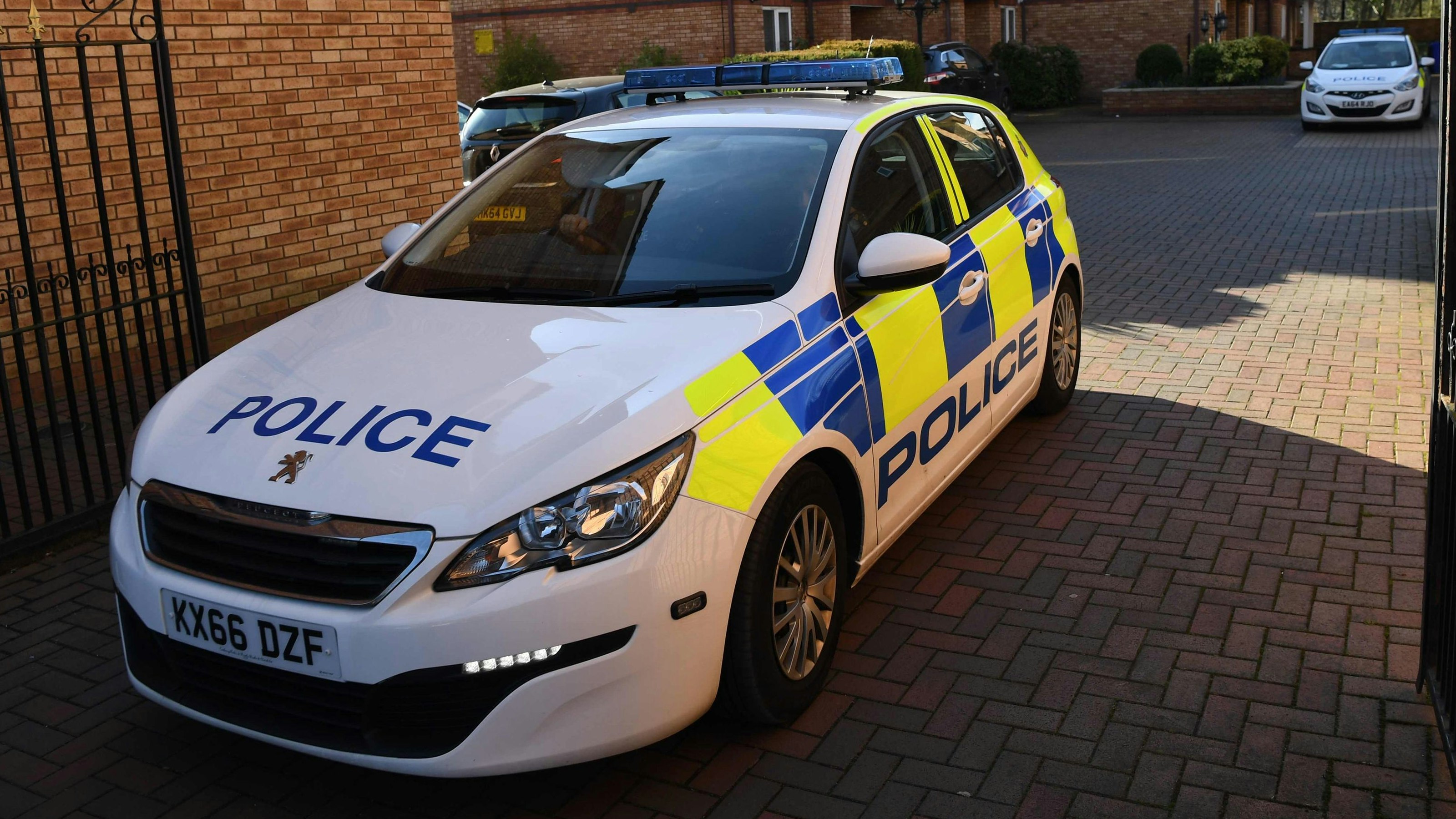 Die Polizei hat nach Schüssen in einem Pub in der Nähe von Liverpool Mordermittlungen eingeleitet. 