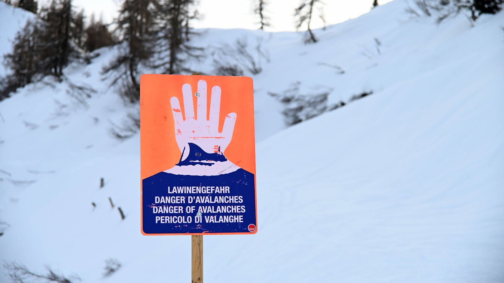 Bei einem Lawinenabgang im Skigebiet von Lech/Zürs sind am Sonntag möglicherweise mehrere Wintersportler verschüttet worden (Symbolbild).