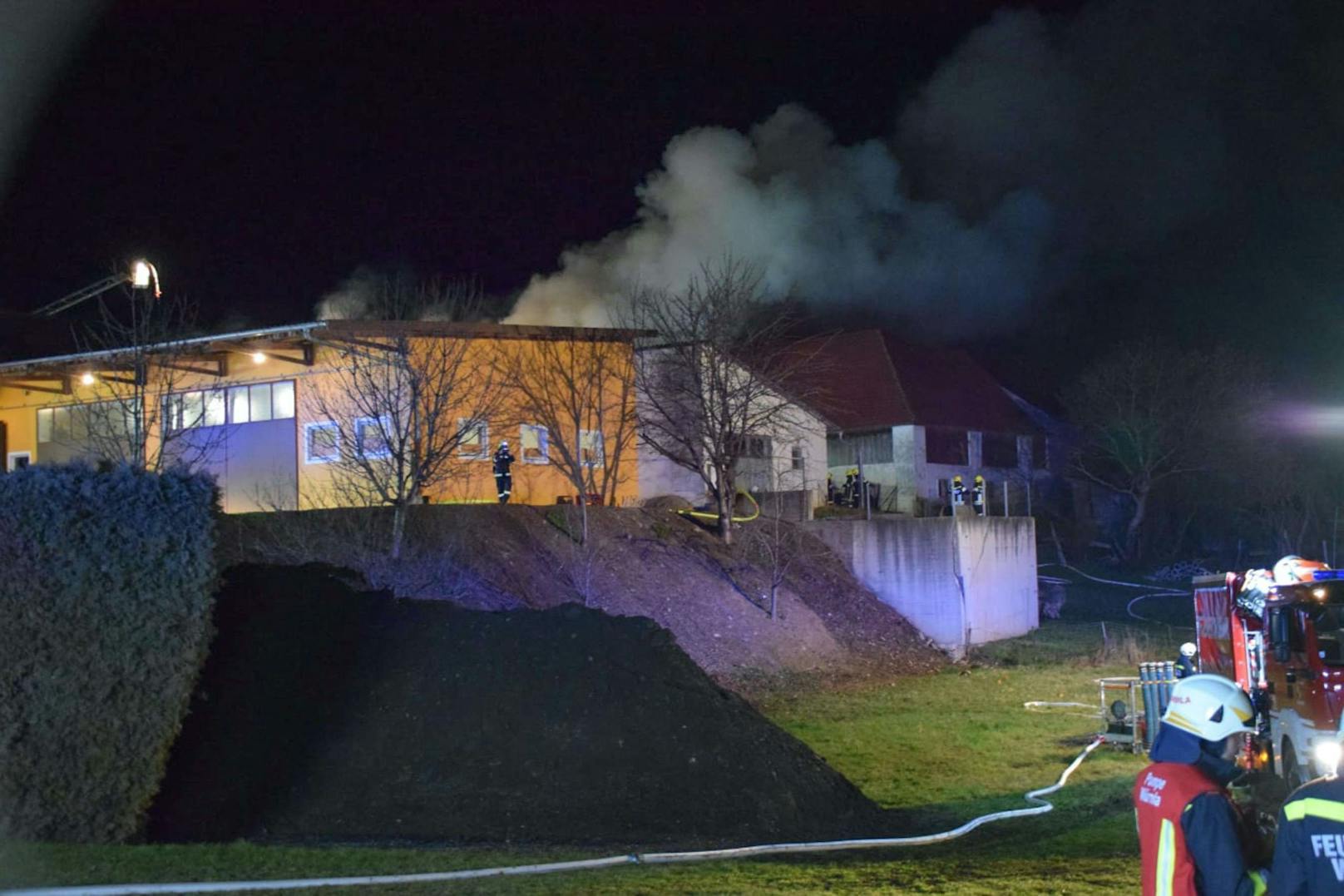 In Langmannersdorf brach auf einem Vierkanter ein Feuer aus.