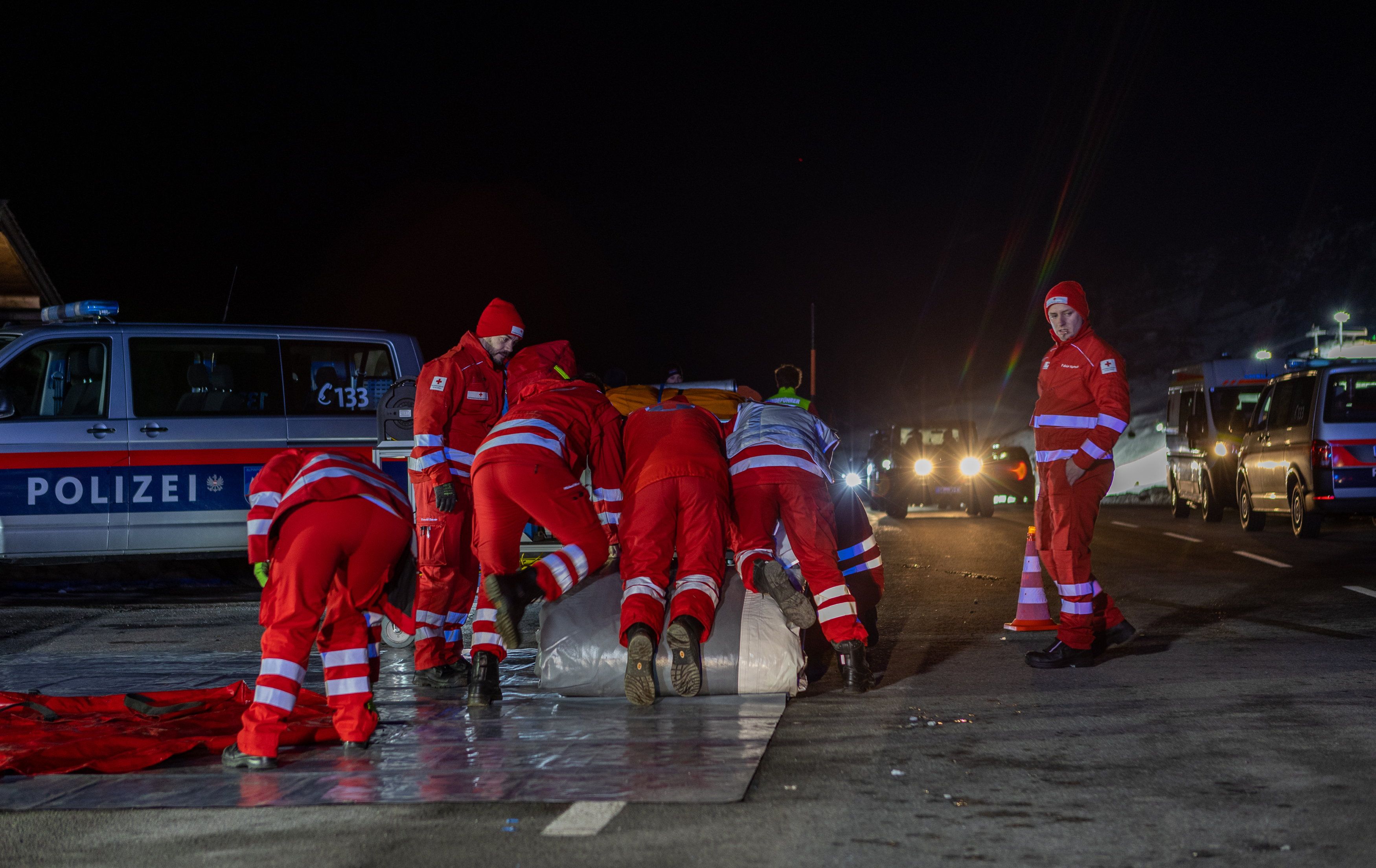 Lawinenabgang Lech am Arlberg, Im Skigebiet Lech-Zürs am Arlberg ist am Sonntagnachmittag gegen 15.00 Uhr eine Lawine abgegange, rund 200 Einsatzkräfte sind im Einsatz,