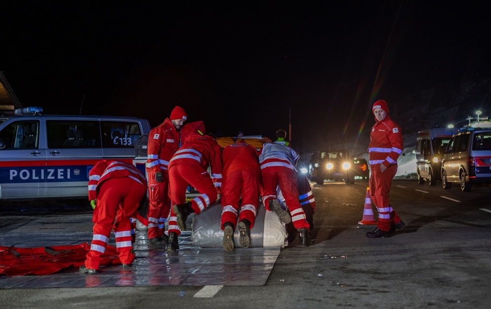 Lawinenabgang in Lech am Arlberg: Im Skigebiet Lech-Zürs am Arlberg ist am Sonntagnachmittag eine Lawine abgegangen, rund 200 Einsatzkräfte waren im Einsatz.