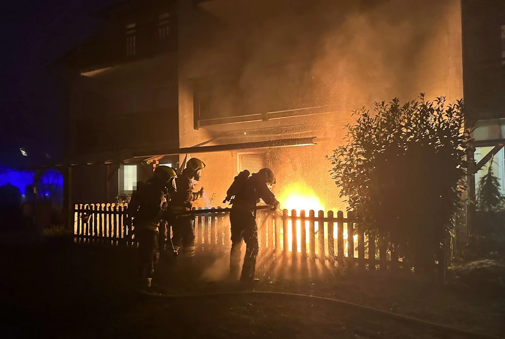 Der Balkon einer Wohnung stand in Vollbrand.
