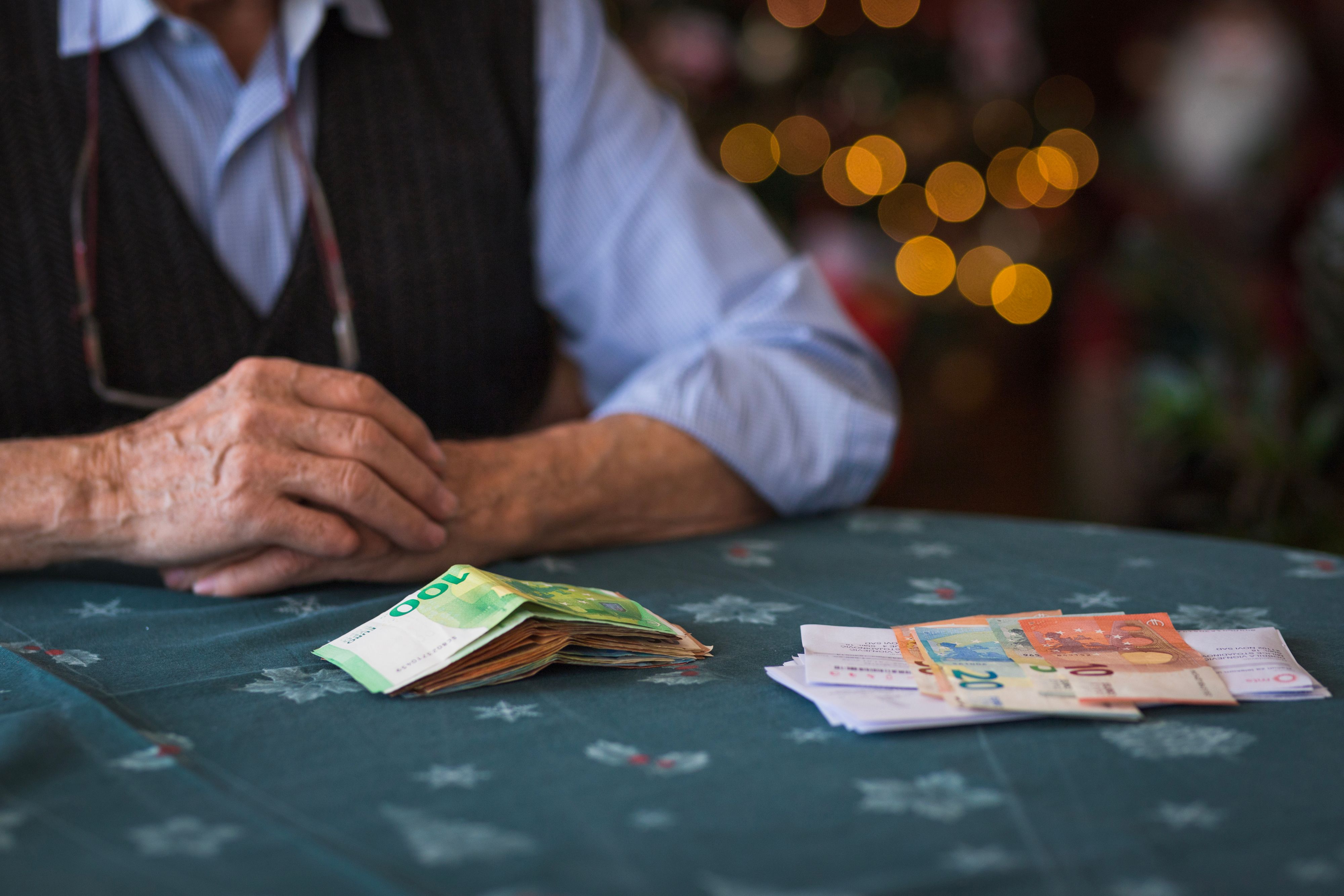 2022 wurde deutlich weniger Bargeld verschenkt – und wenn, vor allem von Älteren und Jüngere.