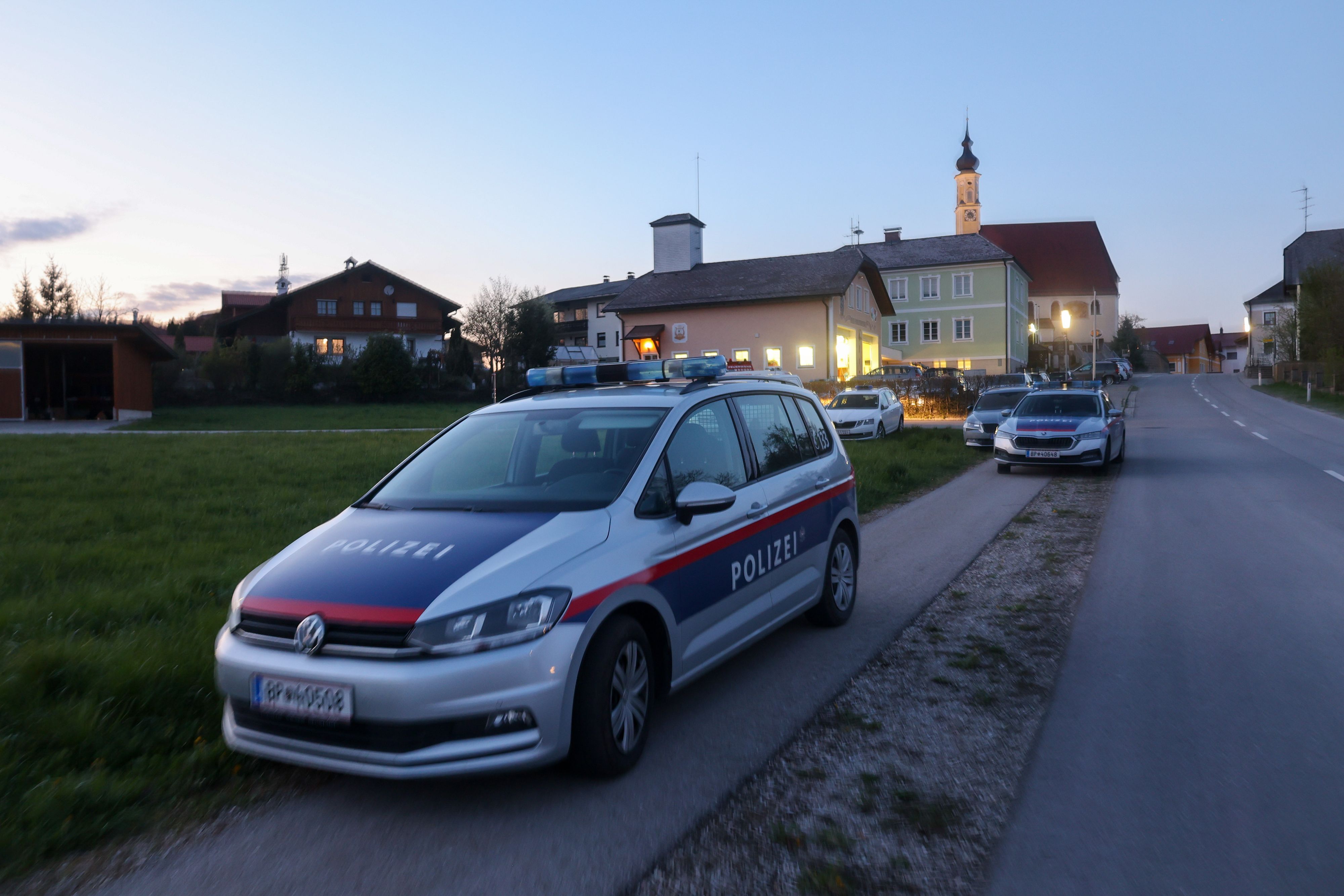 Während ihn Dutzende Helfer suchten, verschlief ein 33-Jähriger alles.