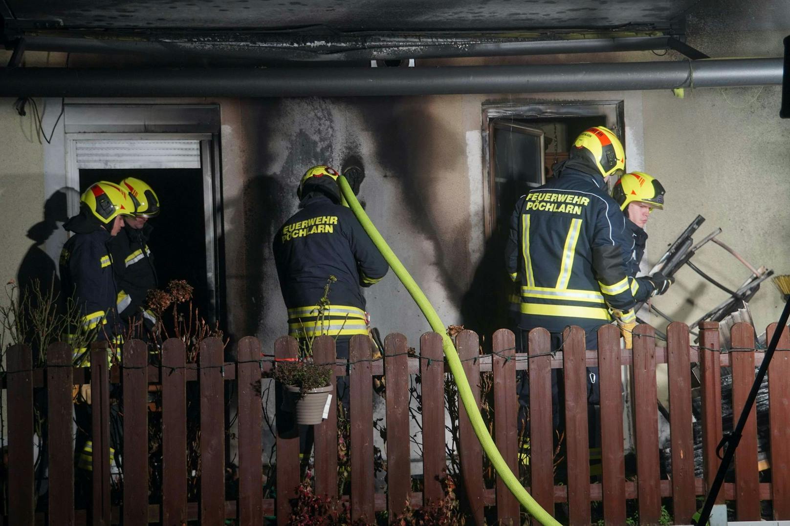 Der Balkon einer Wohnung stand in Vollbrand.