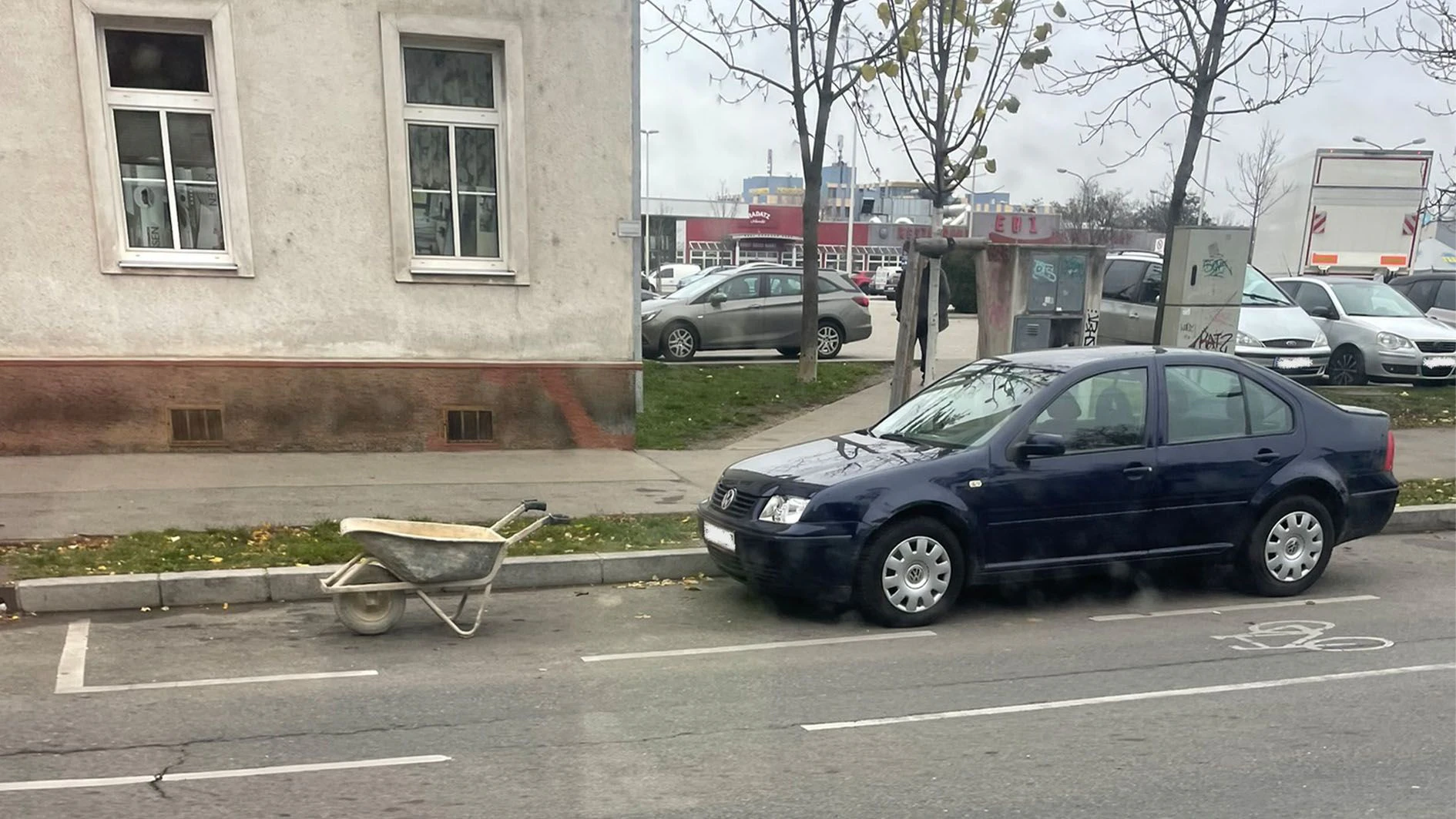 Um sicherzugehen, dass er einen Parkplatz bekommt, "reservierte" ein Unbekannter ihn mit einer Schubkarre.