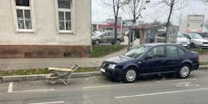 Unbekannter "reserviert" Parkplatz mit Schubkarre