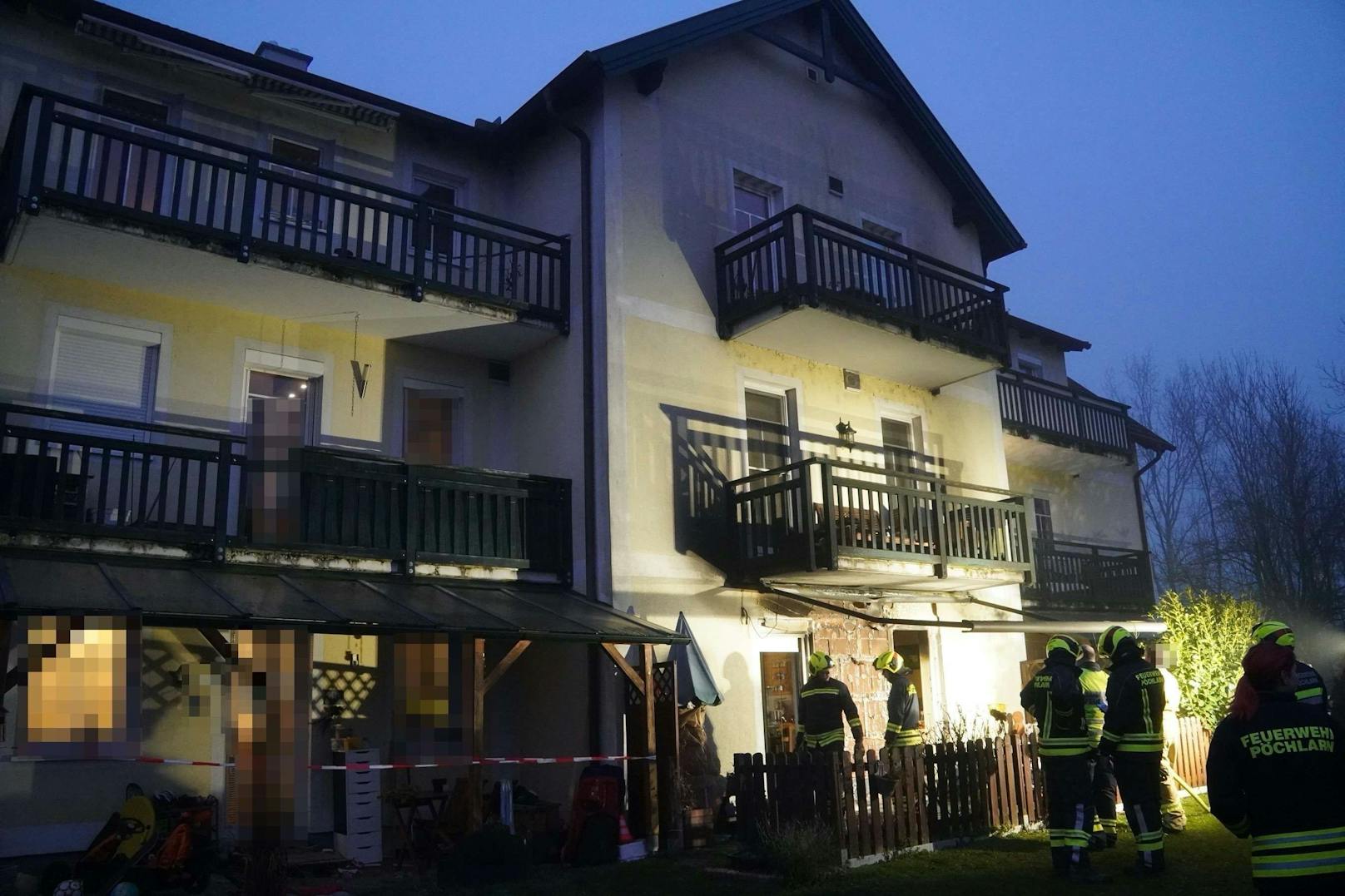 Der Balkon einer Wohnung stand in Vollbrand.