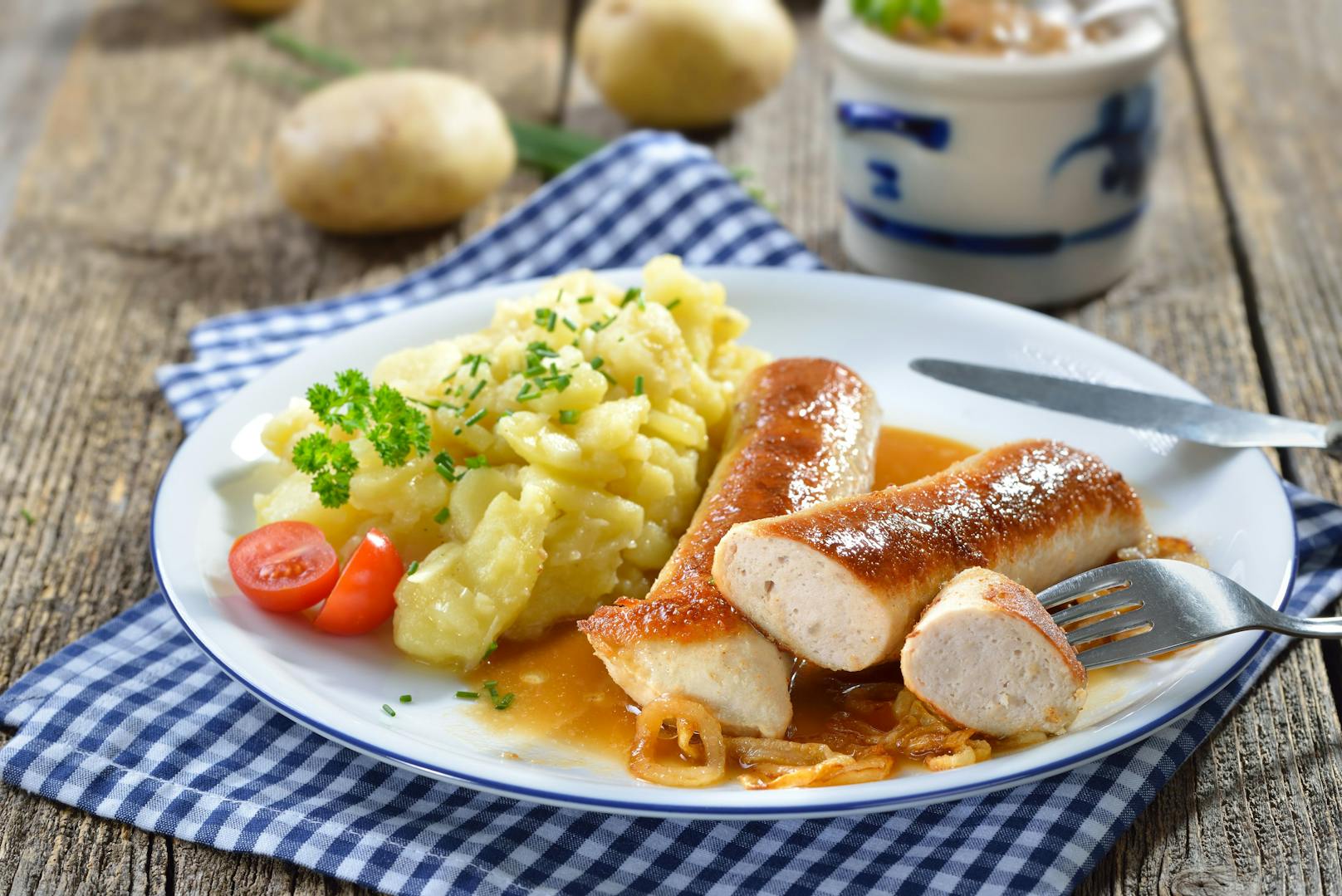 Das Leibgericht der Deutschen an Weihnachten ist laut der Umfrage Kartoffelsalat mit Wurst.