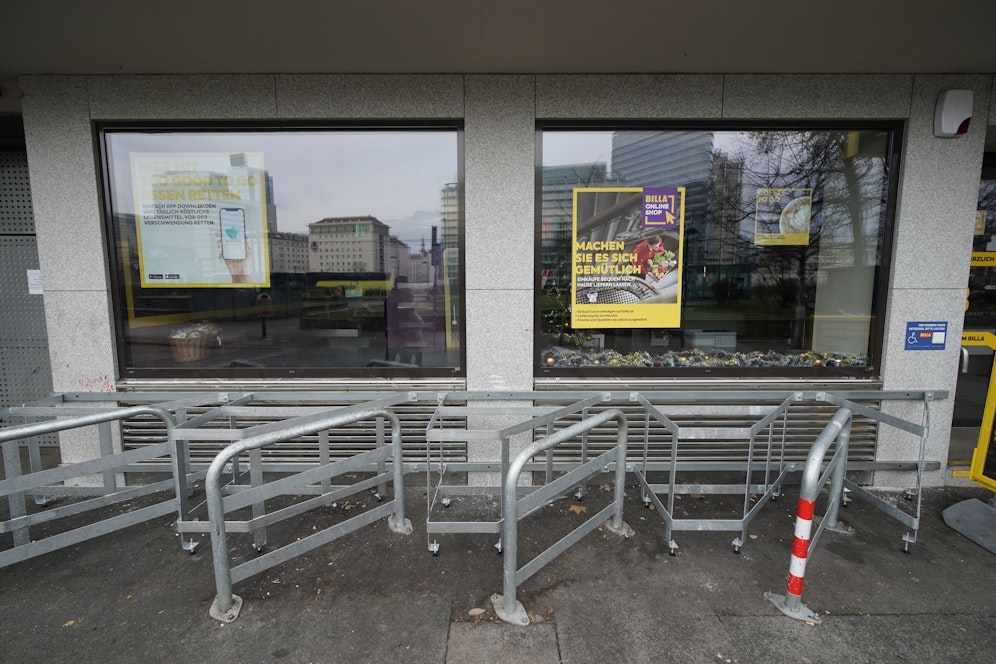 Wo sich zuvor Obdachlose an der Abluft aus Lüftungsschlitzen aufwärmten, befindet sich nun eine Metall-Konstruktion.