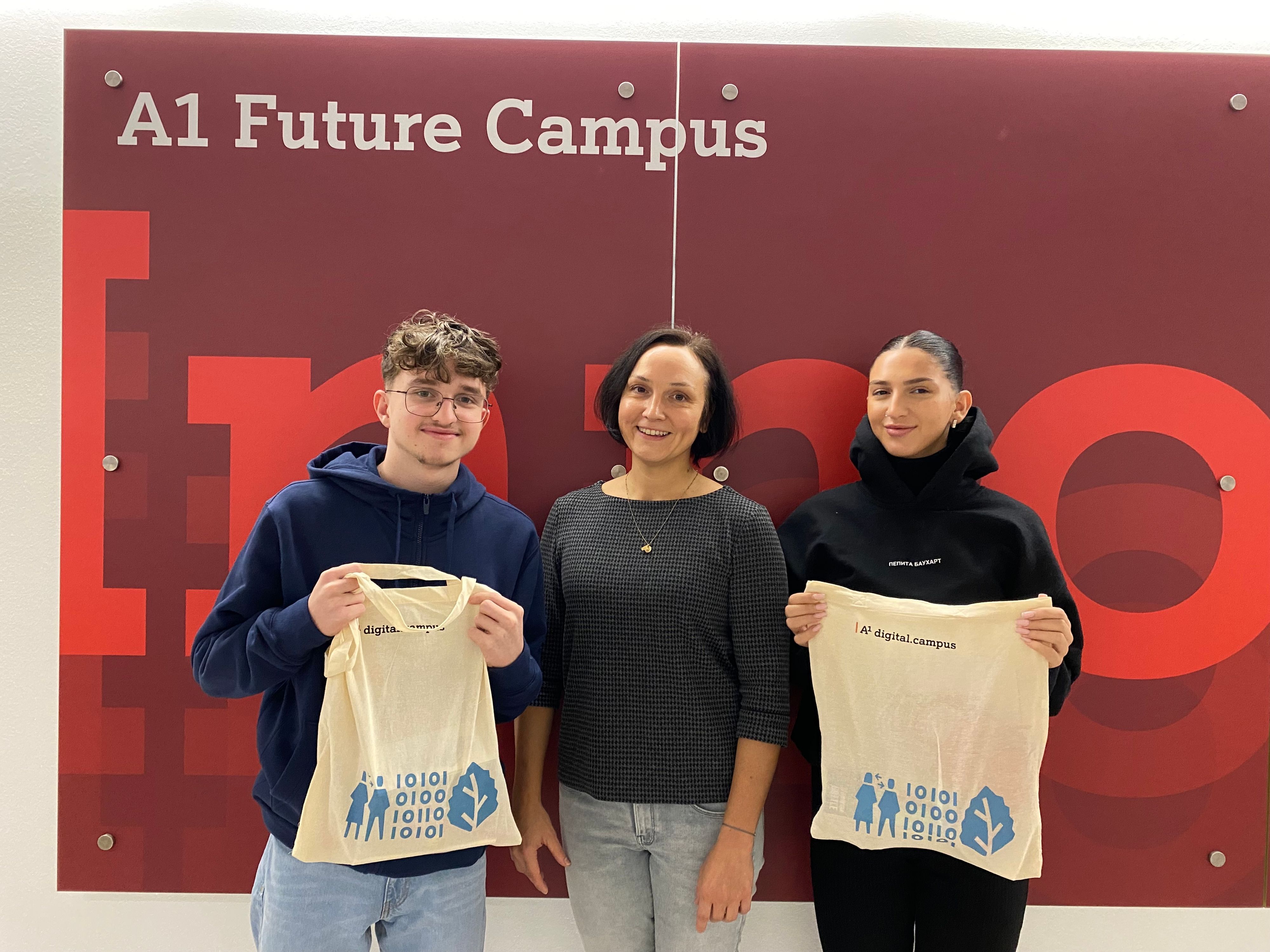 Daniela Fritz (Mitte) bedankt sich bei den Lehrlingen Laura und Luca für die Unterstützung als Coach am A1 digital.campus.