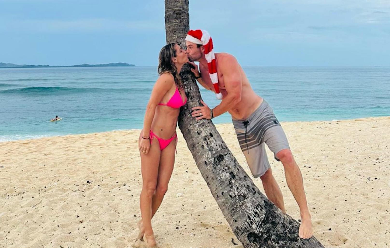 Chris Hemsworth vergnügt sich auf den Fidschi-Inseln mit Ehefrau Elsa Pataky. 