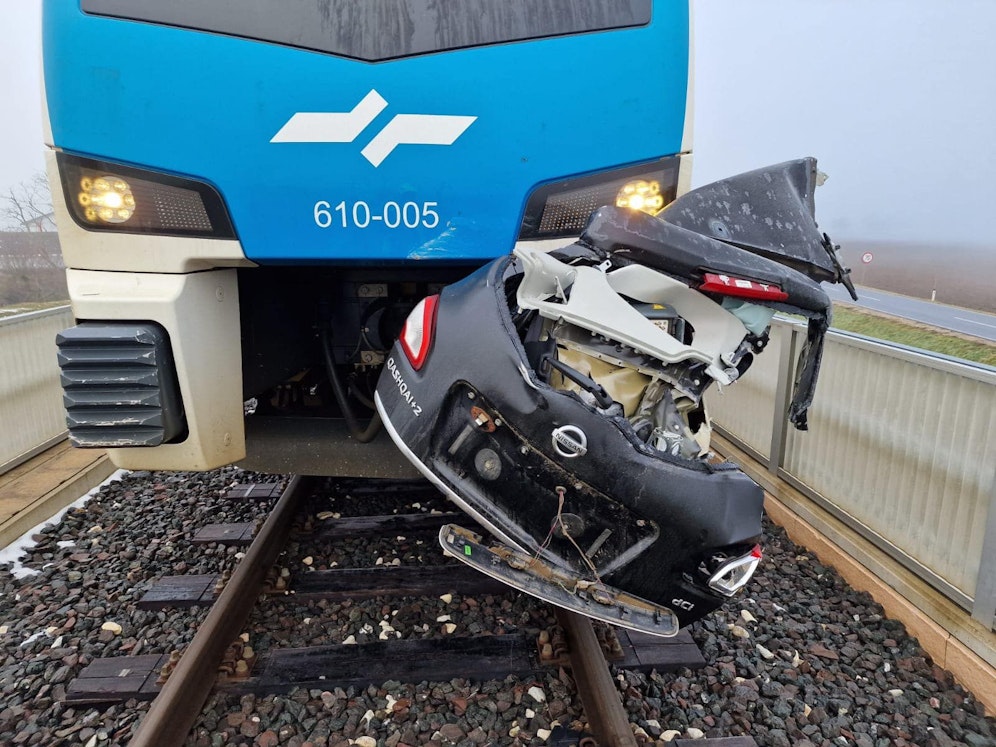 Wie durch ein Weihnachtswunder blieb der Lenker unverletzt.